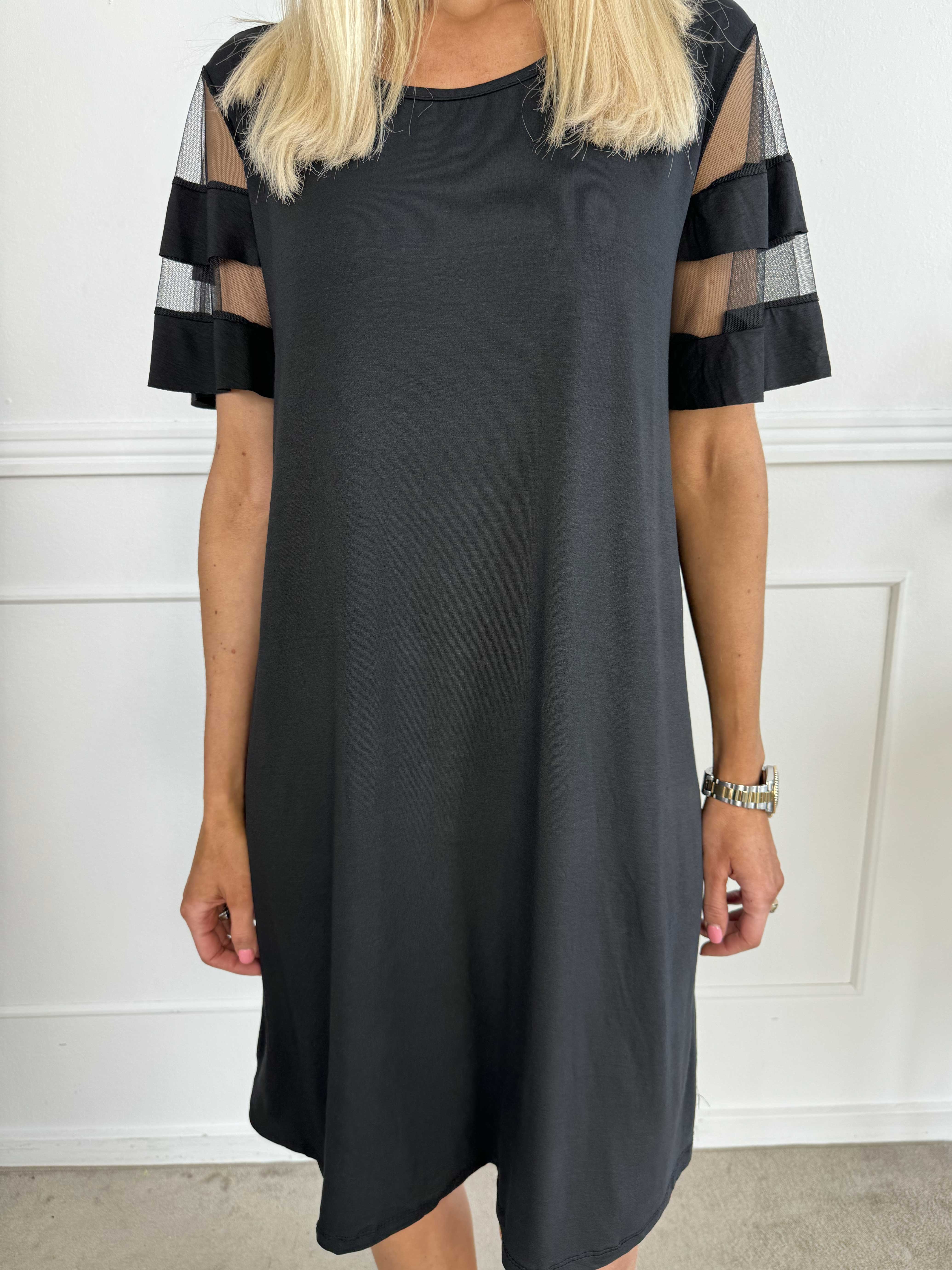 Sakina - T-shirtklänning med fina ärmar