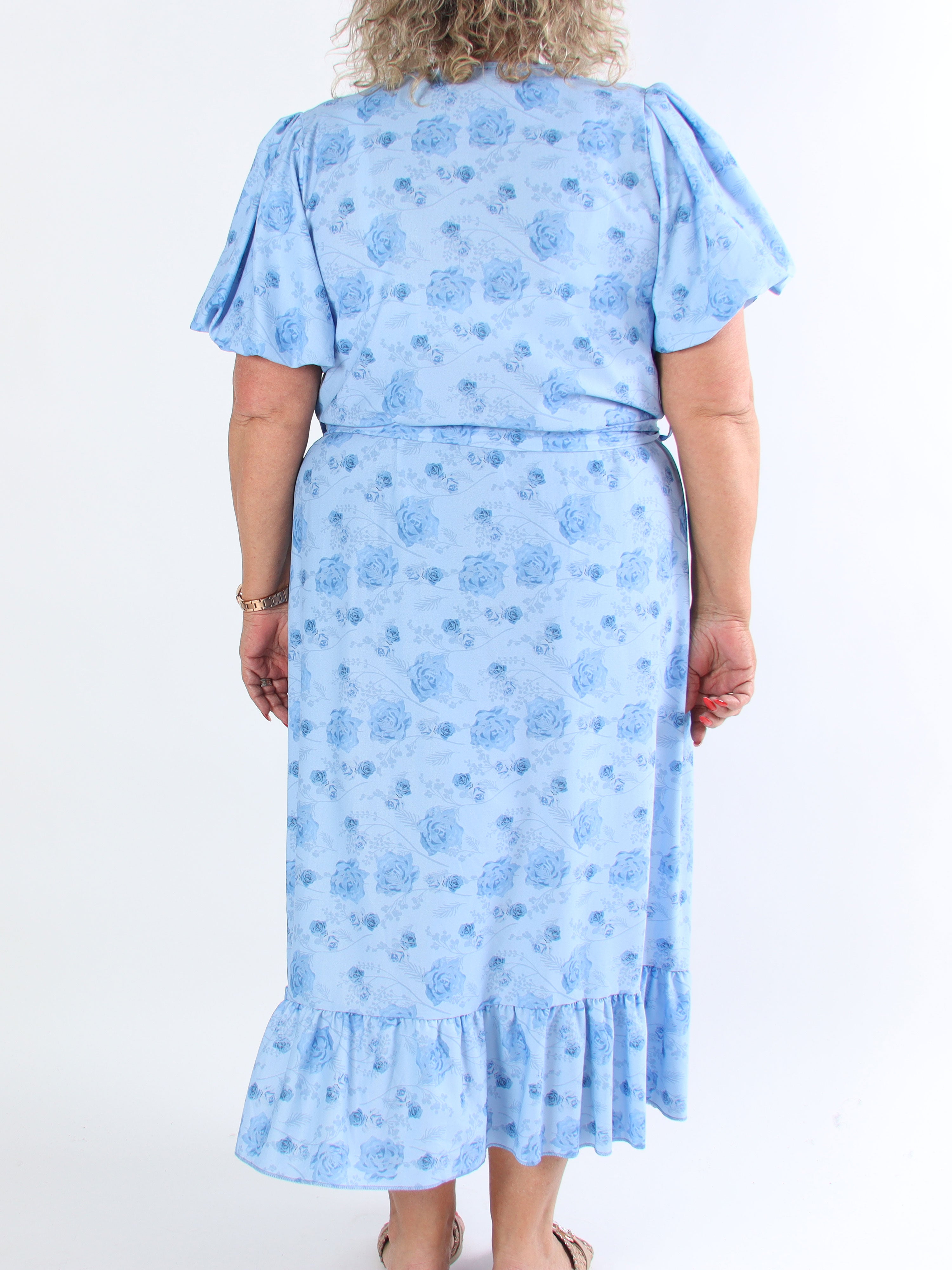 Sakira - Söt blommig plus size klänning med puffärmar