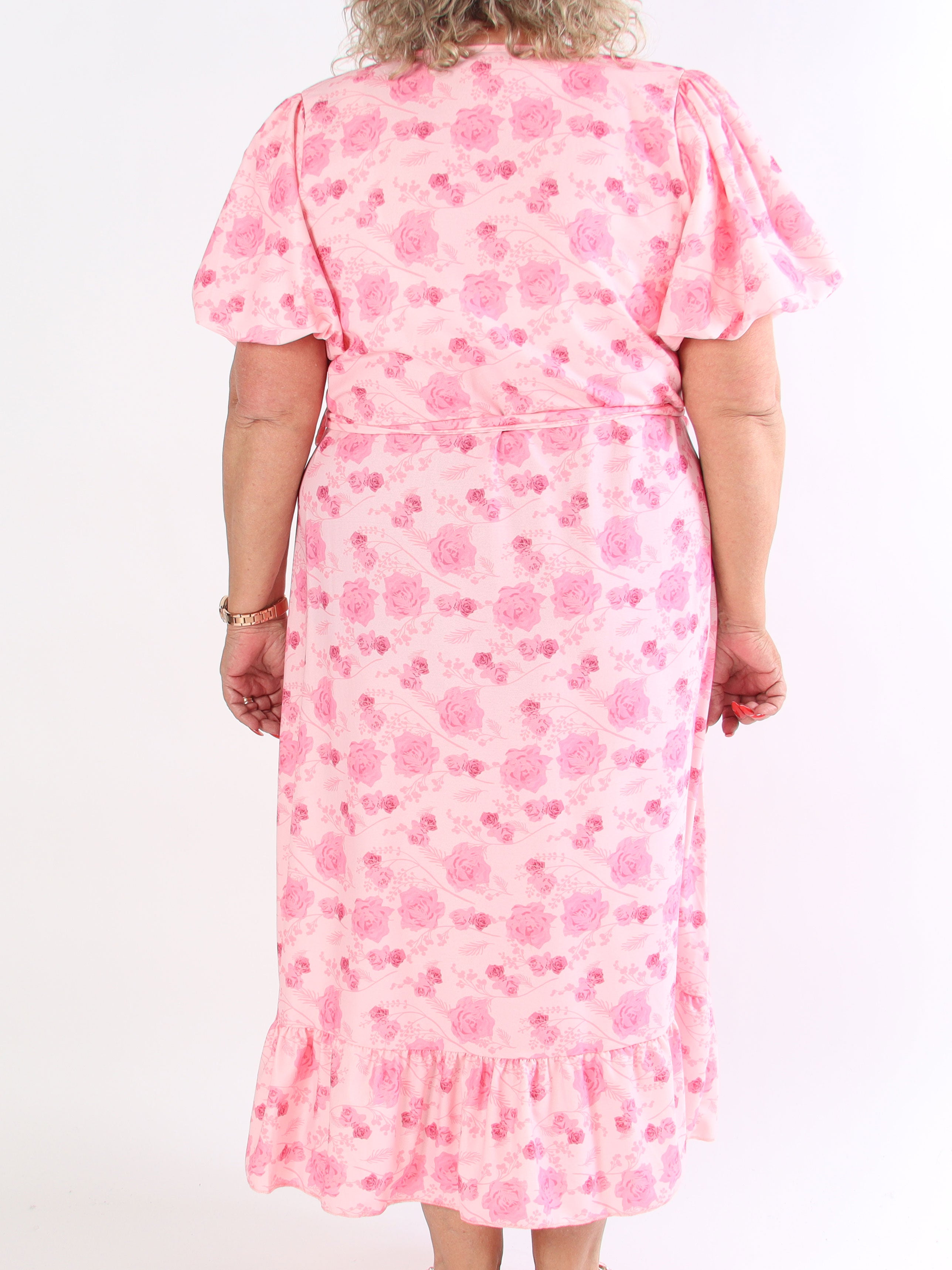 Sakira - Söt blommig plus size klänning med puffärmar