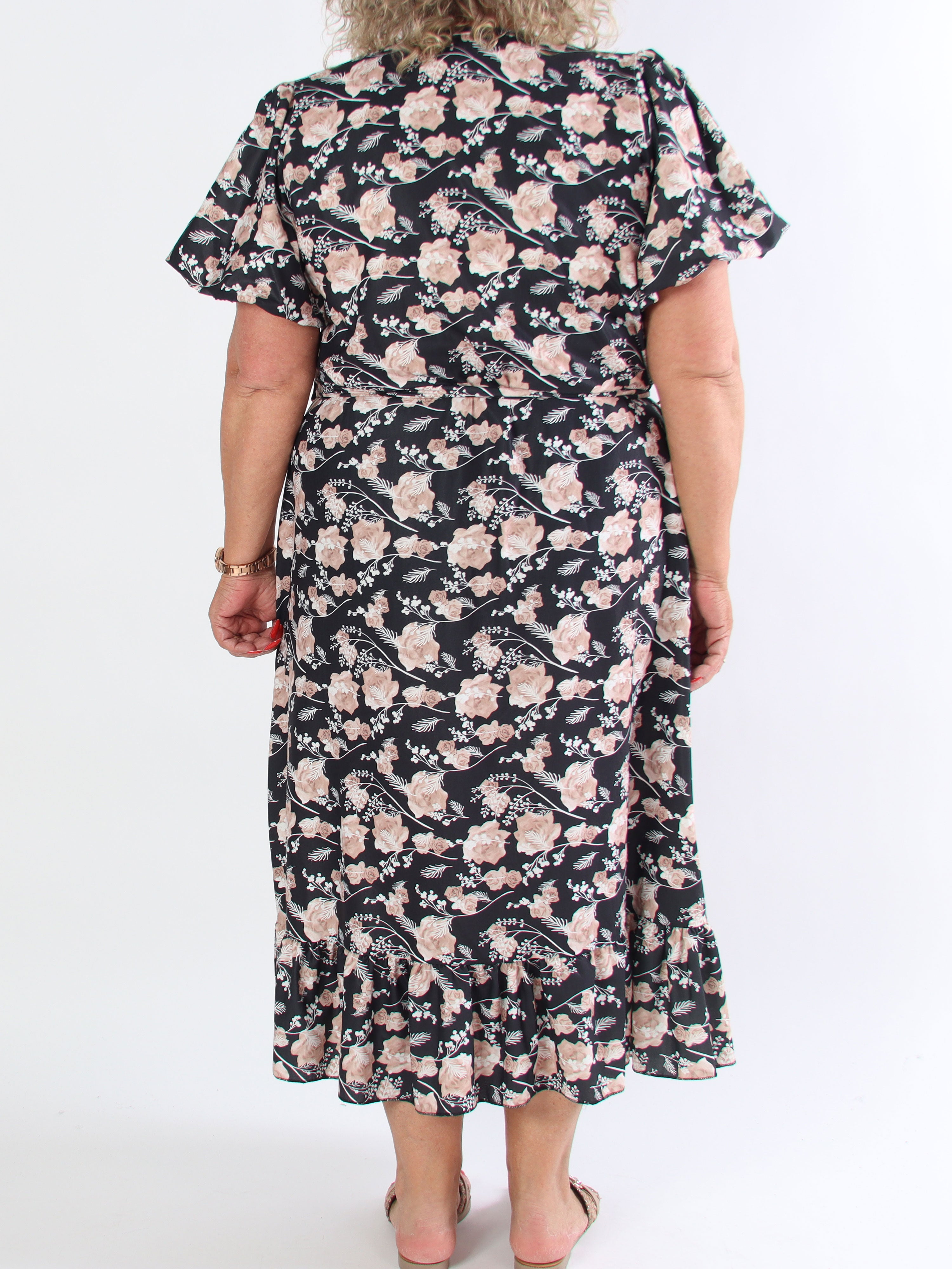 Sakira - Söt blommig plus size klänning med puffärmar