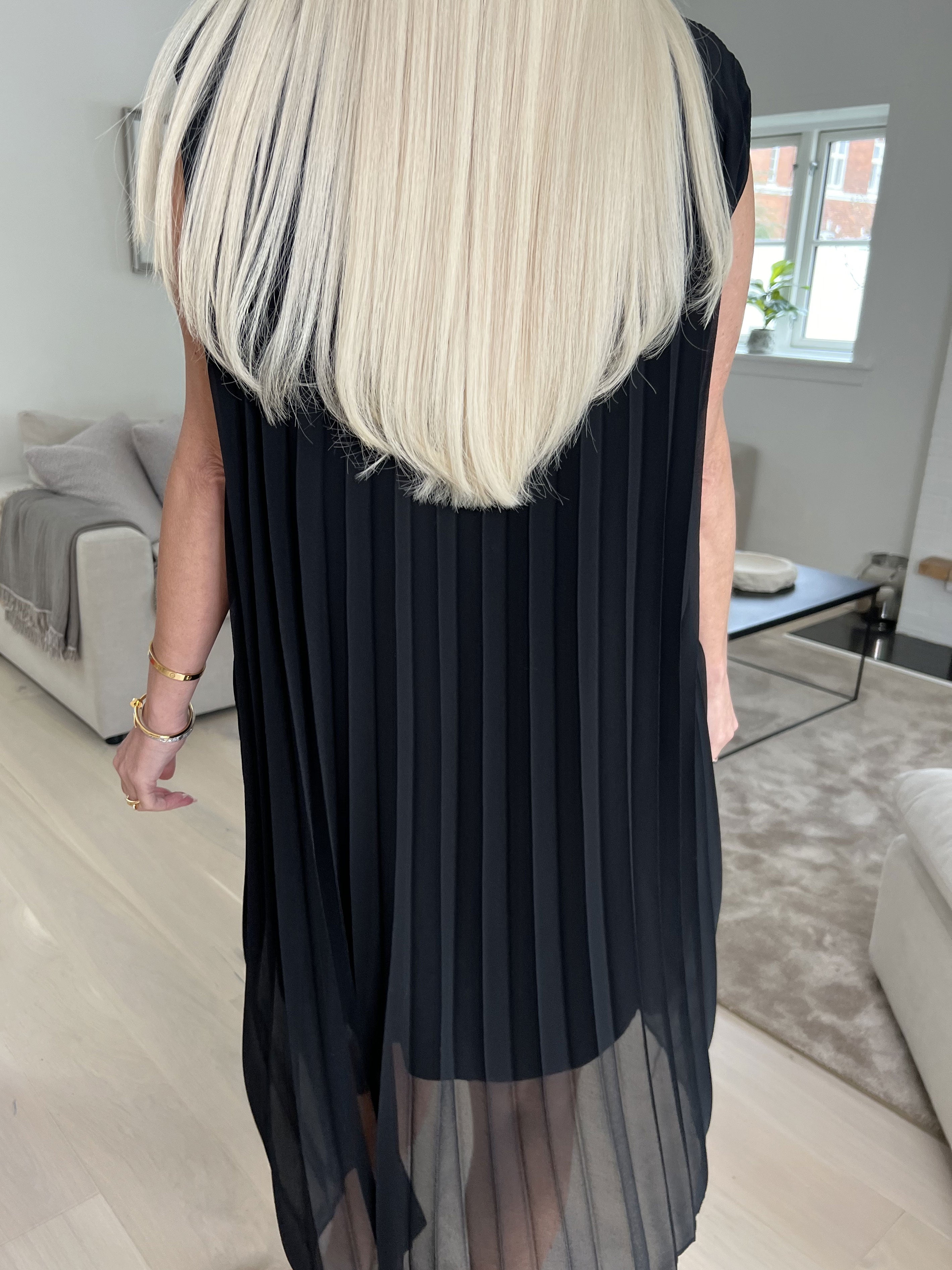 Saline - Söt ärmlös klänning i plisserad chiffong