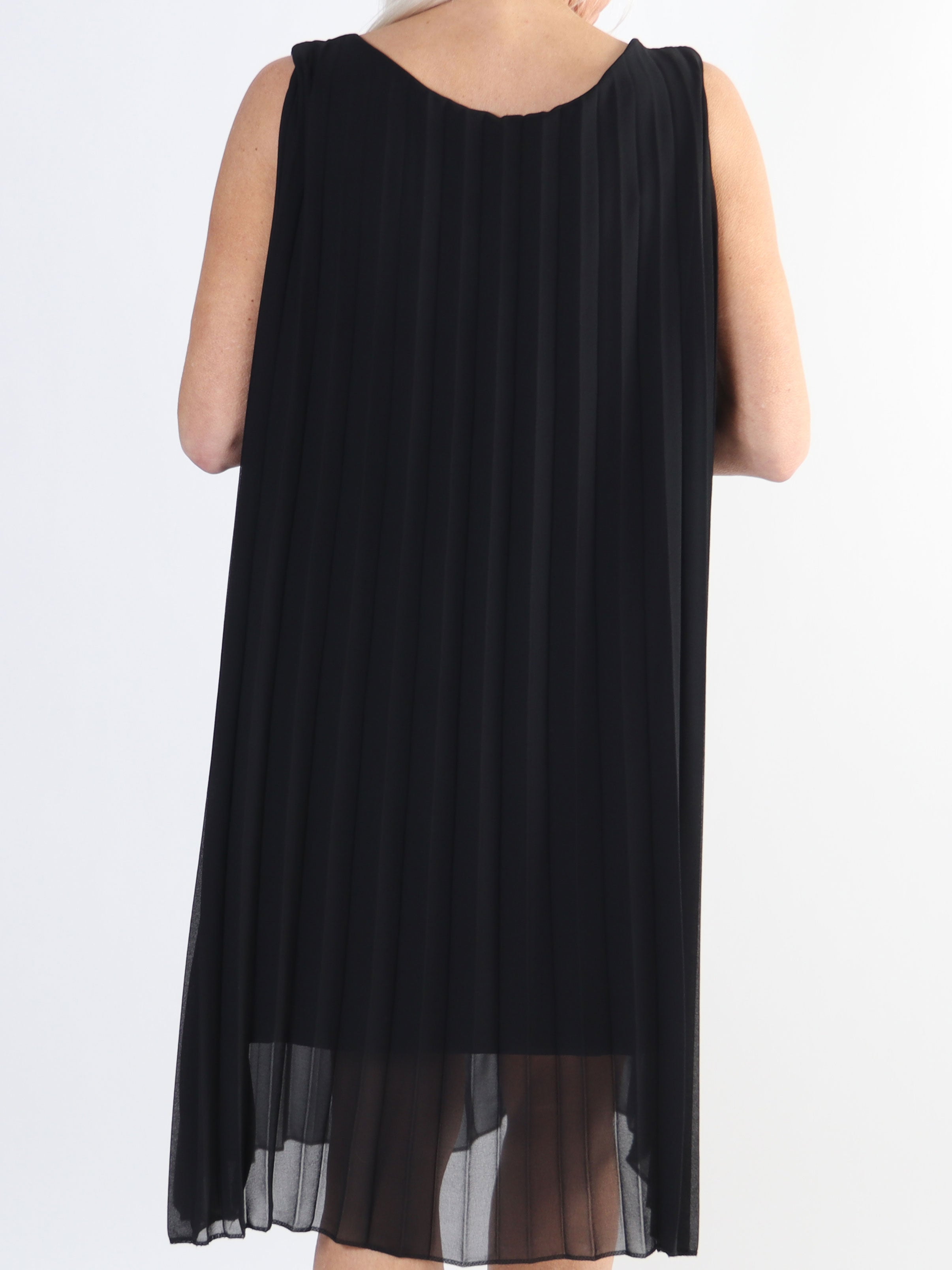 Saline - Söt plus size klänning i veckad chiffong ärmlös