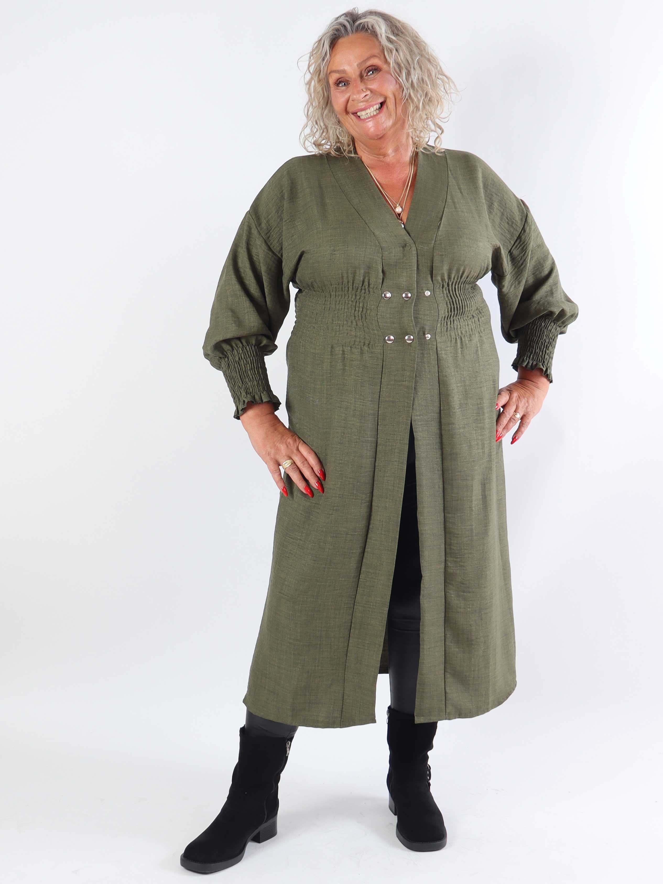 Samara - Söt klänning i plusstorlek med smock och knappar