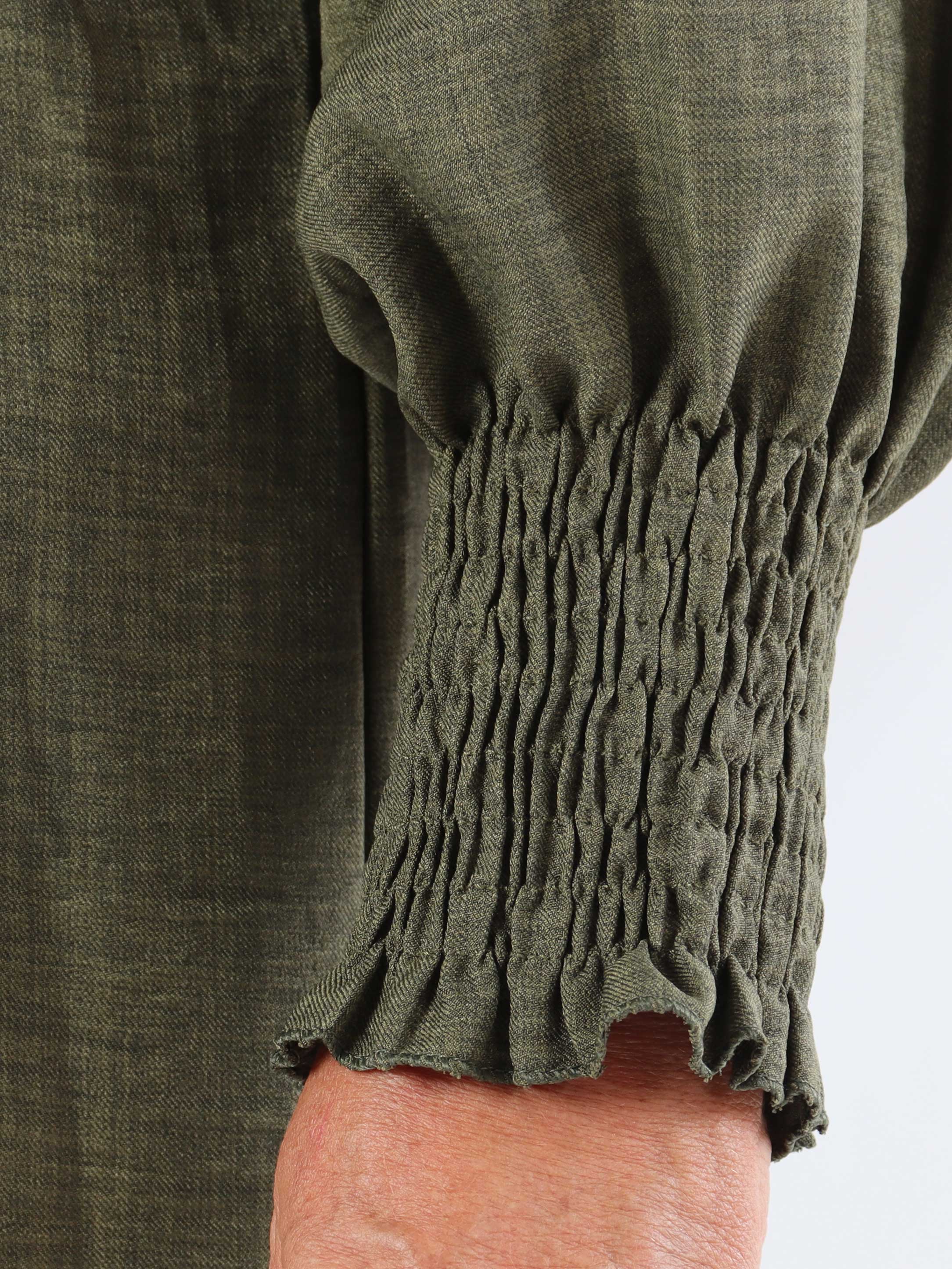 Samara - Söt klänning i plusstorlek med smock och knappar