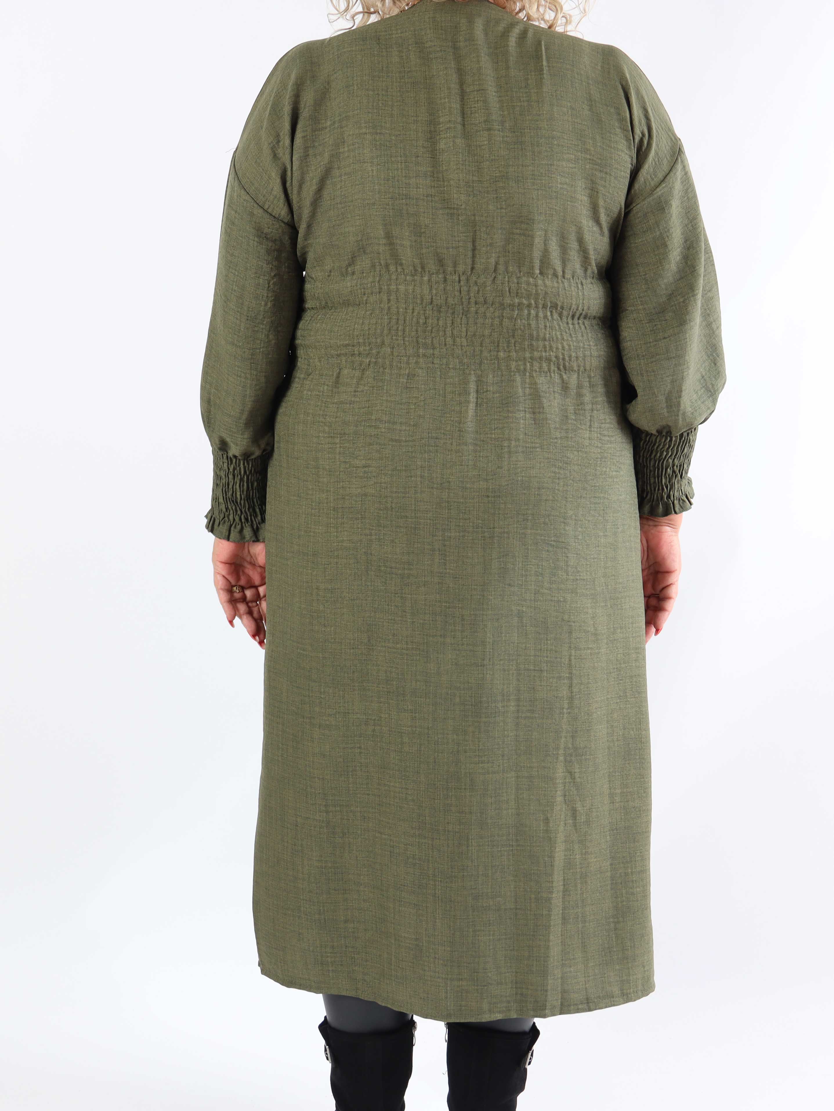 Samara - Söt klänning i plusstorlek med smock och knappar