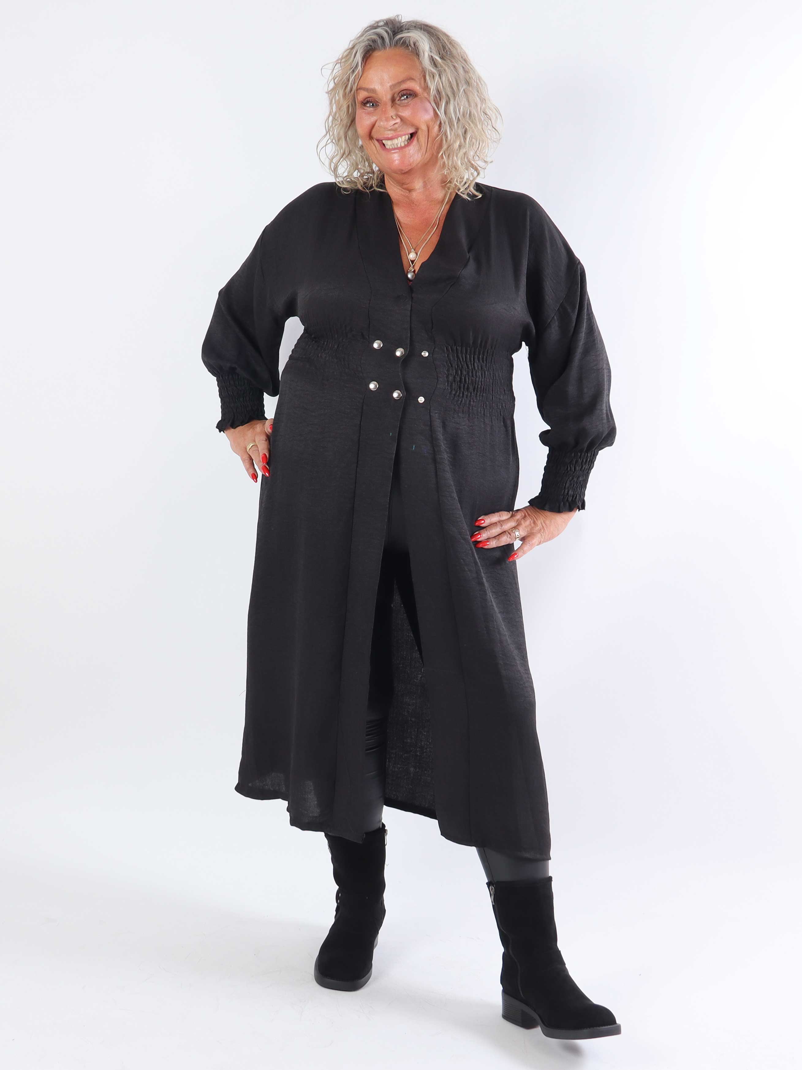 Samara - Söt klänning i plusstorlek med smock och knappar