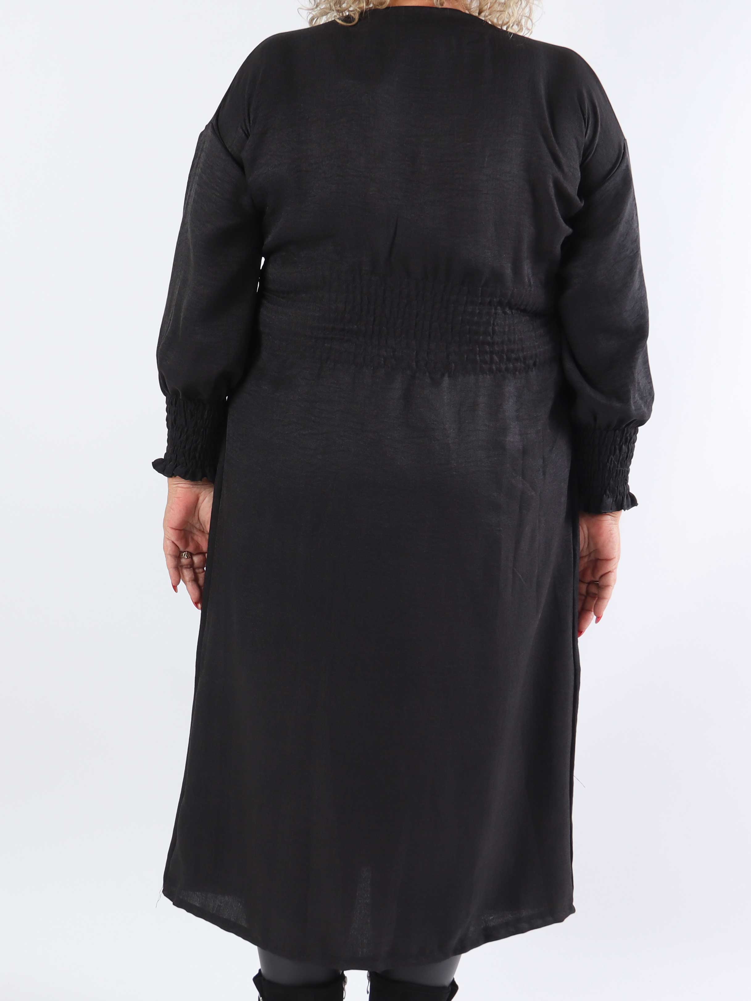 Samara - Söt klänning i plusstorlek med smock och knappar