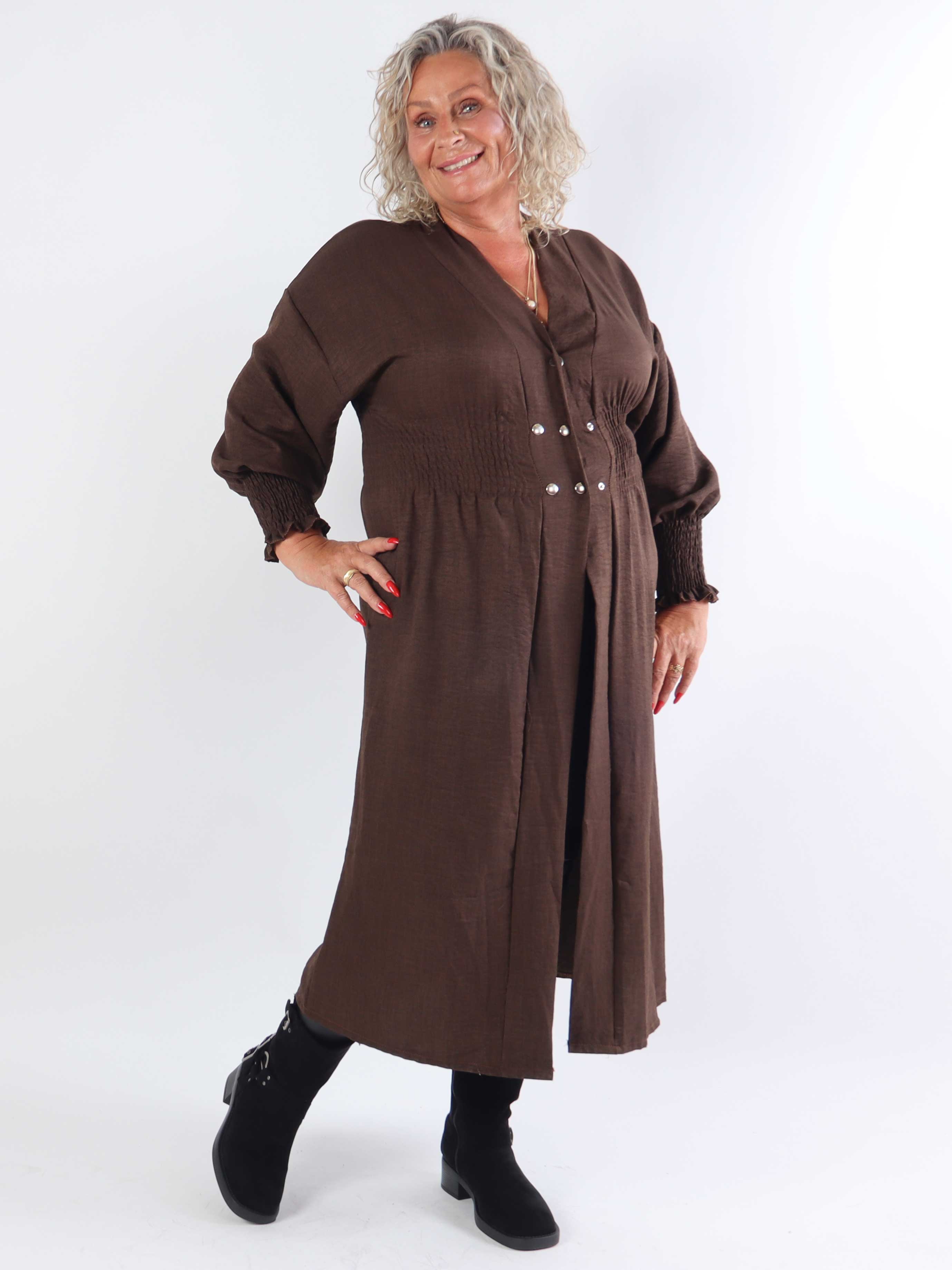 Samara - Söt klänning i plusstorlek med smock och knappar