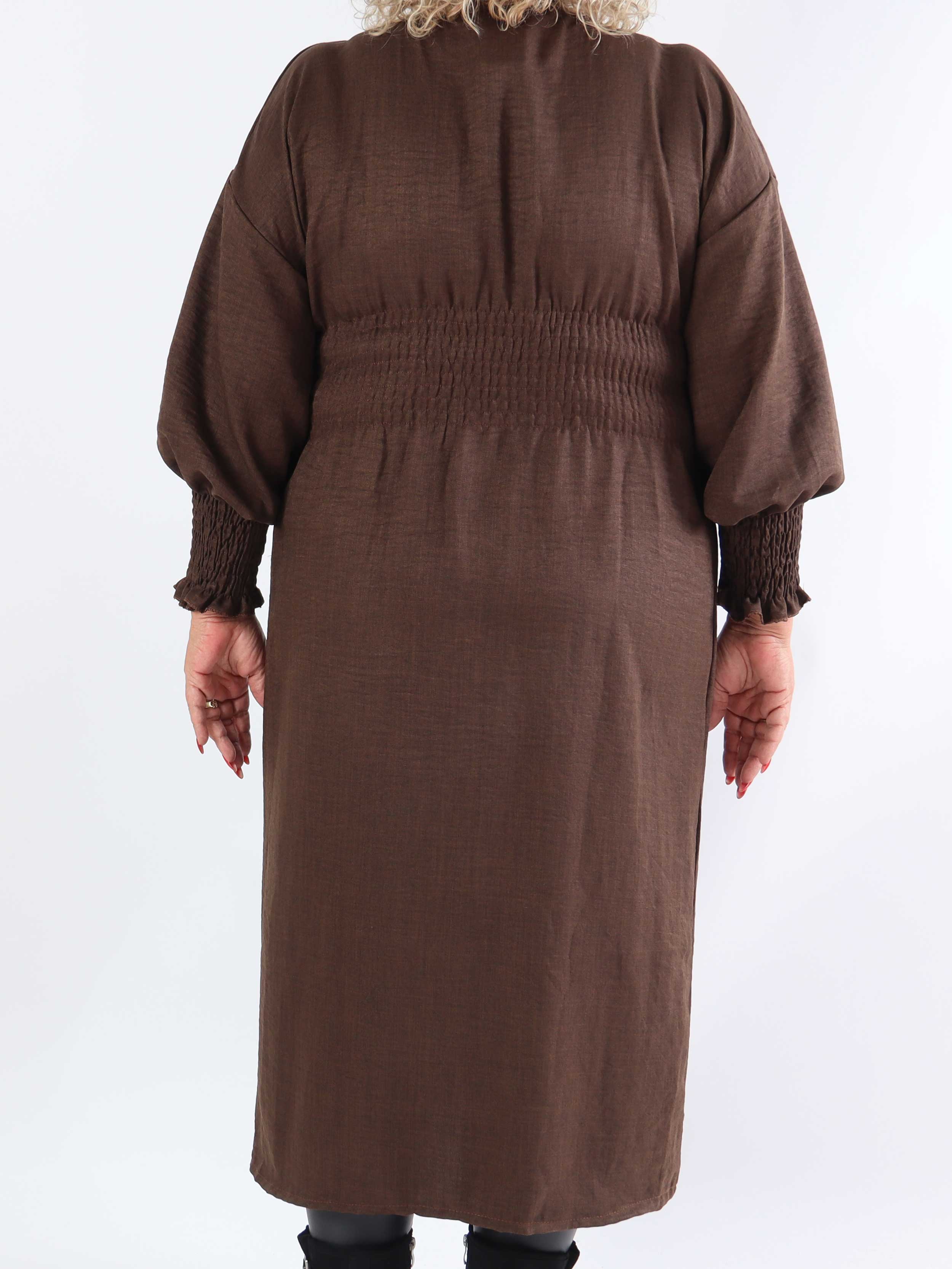 Samara - Söt klänning i plusstorlek med smock och knappar