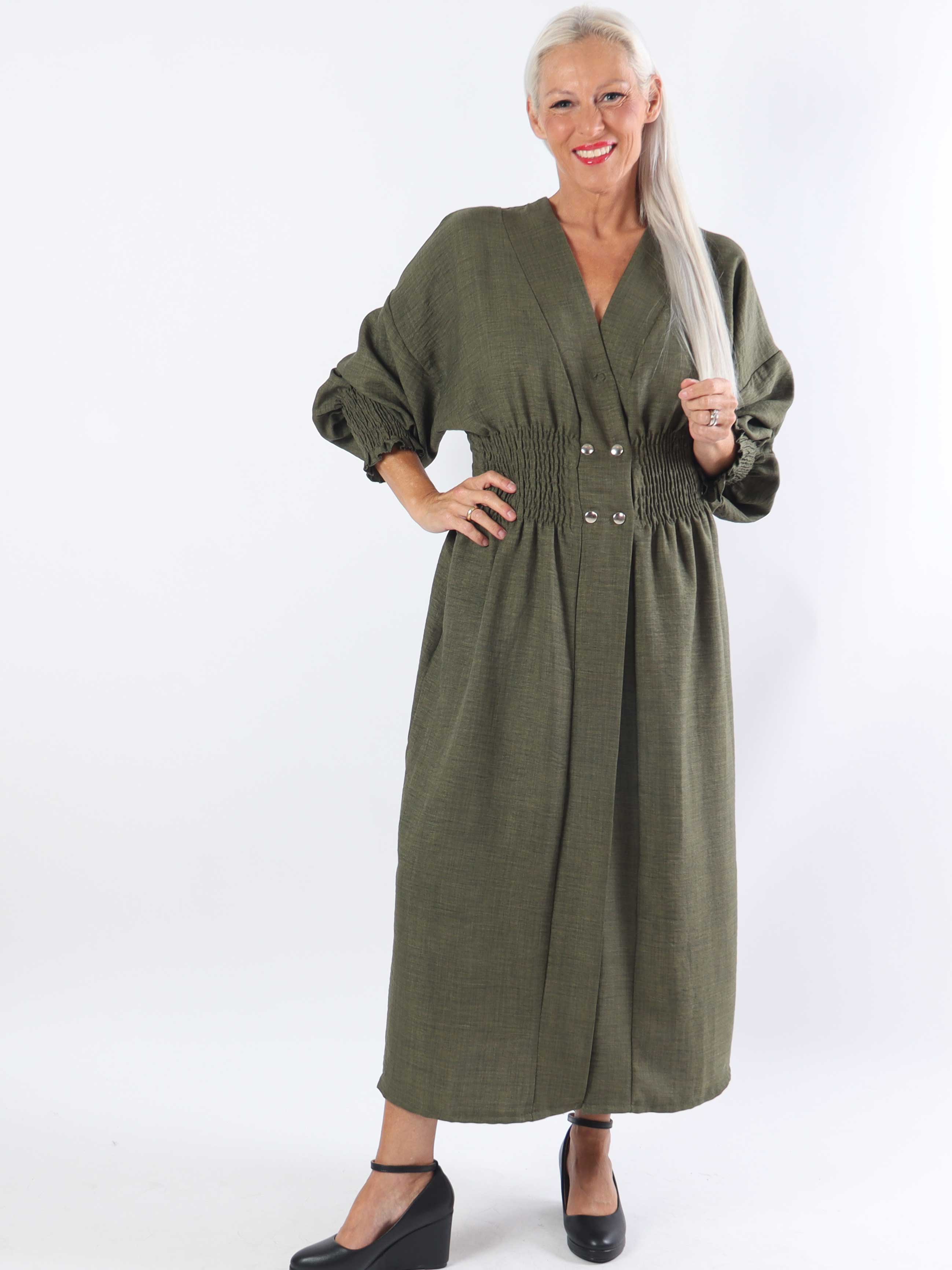 Samara - Söt klänning i plusstorlek med smock och knappar