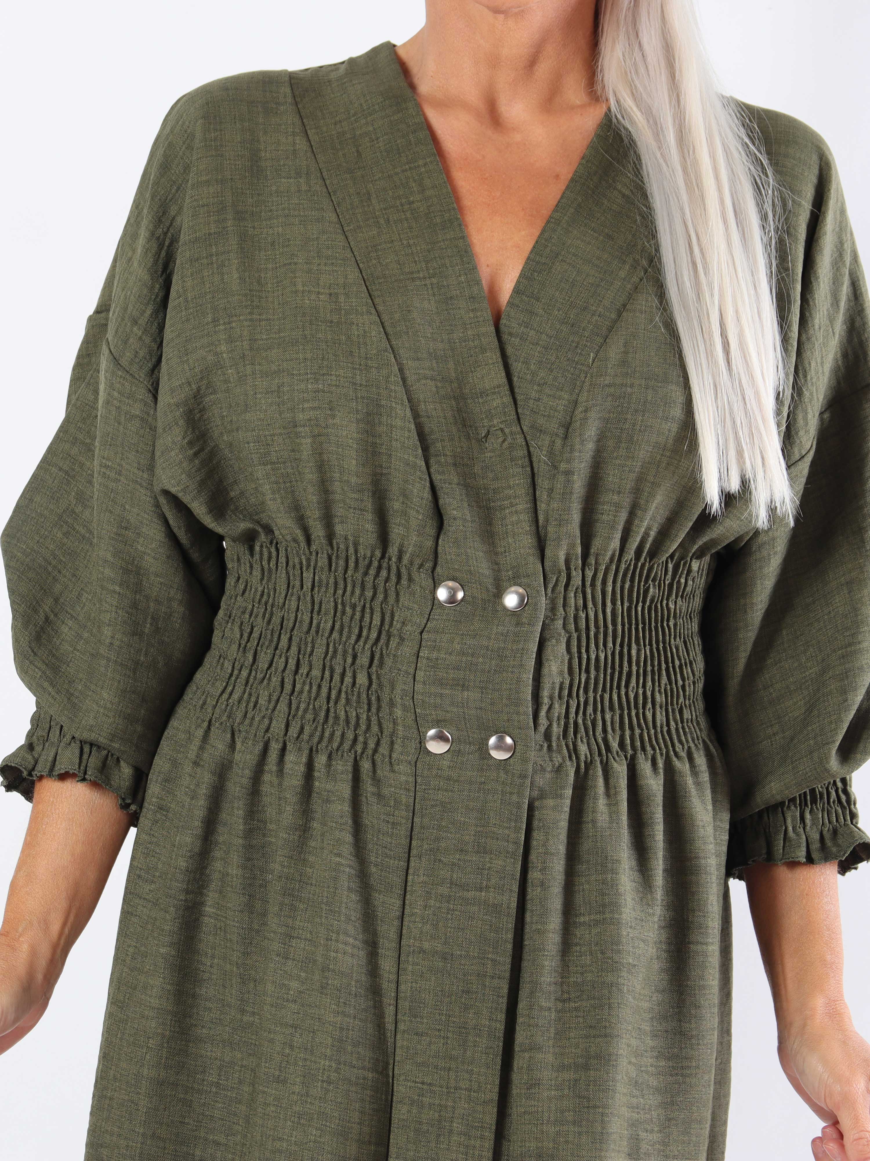 Samara - Söt klänning i plusstorlek med smock och knappar