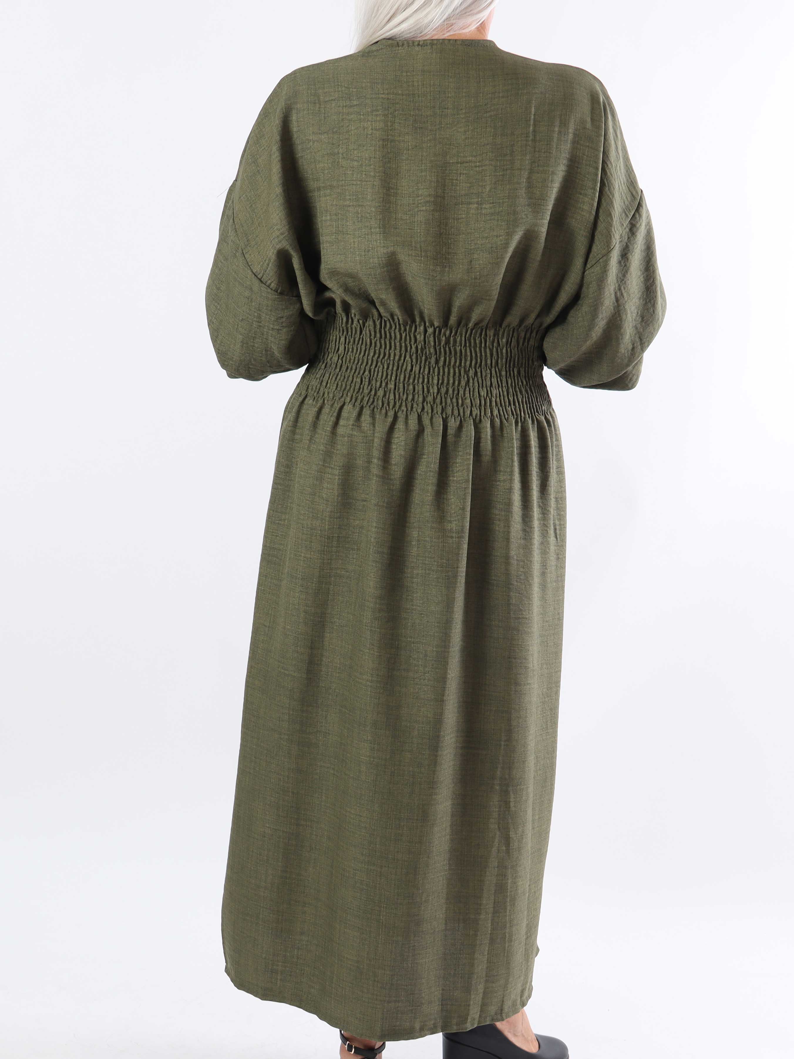 Samara - Söt klänning i plusstorlek med smock och knappar