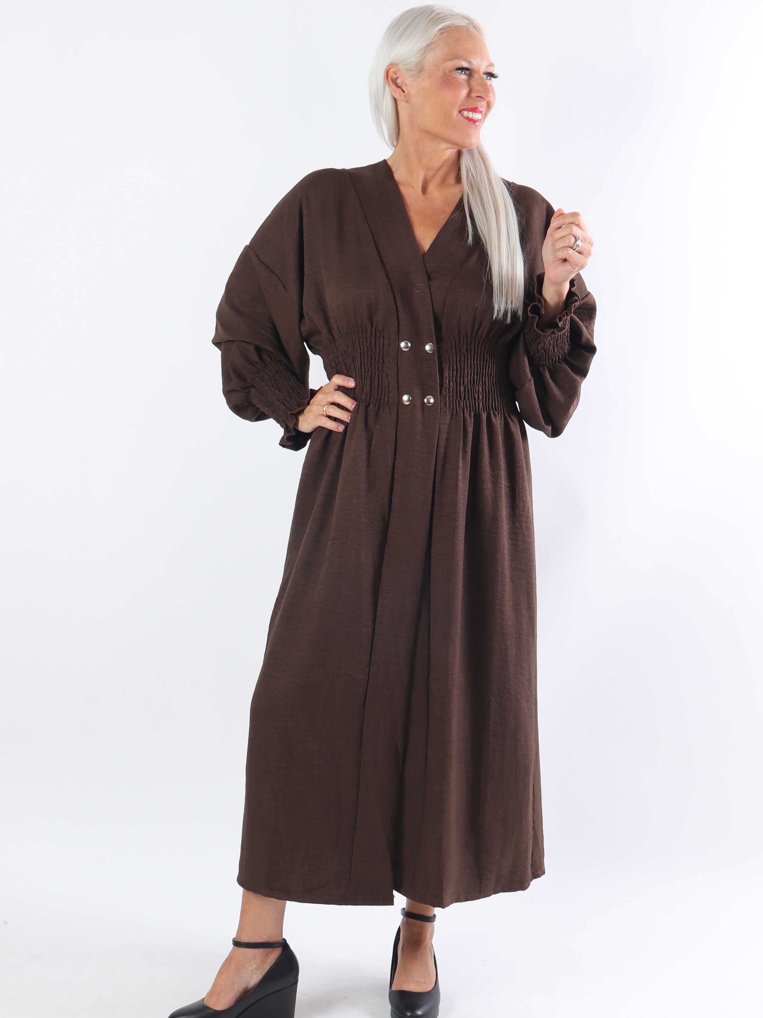 Samara - Söt klänning i plusstorlek med smock och knappar