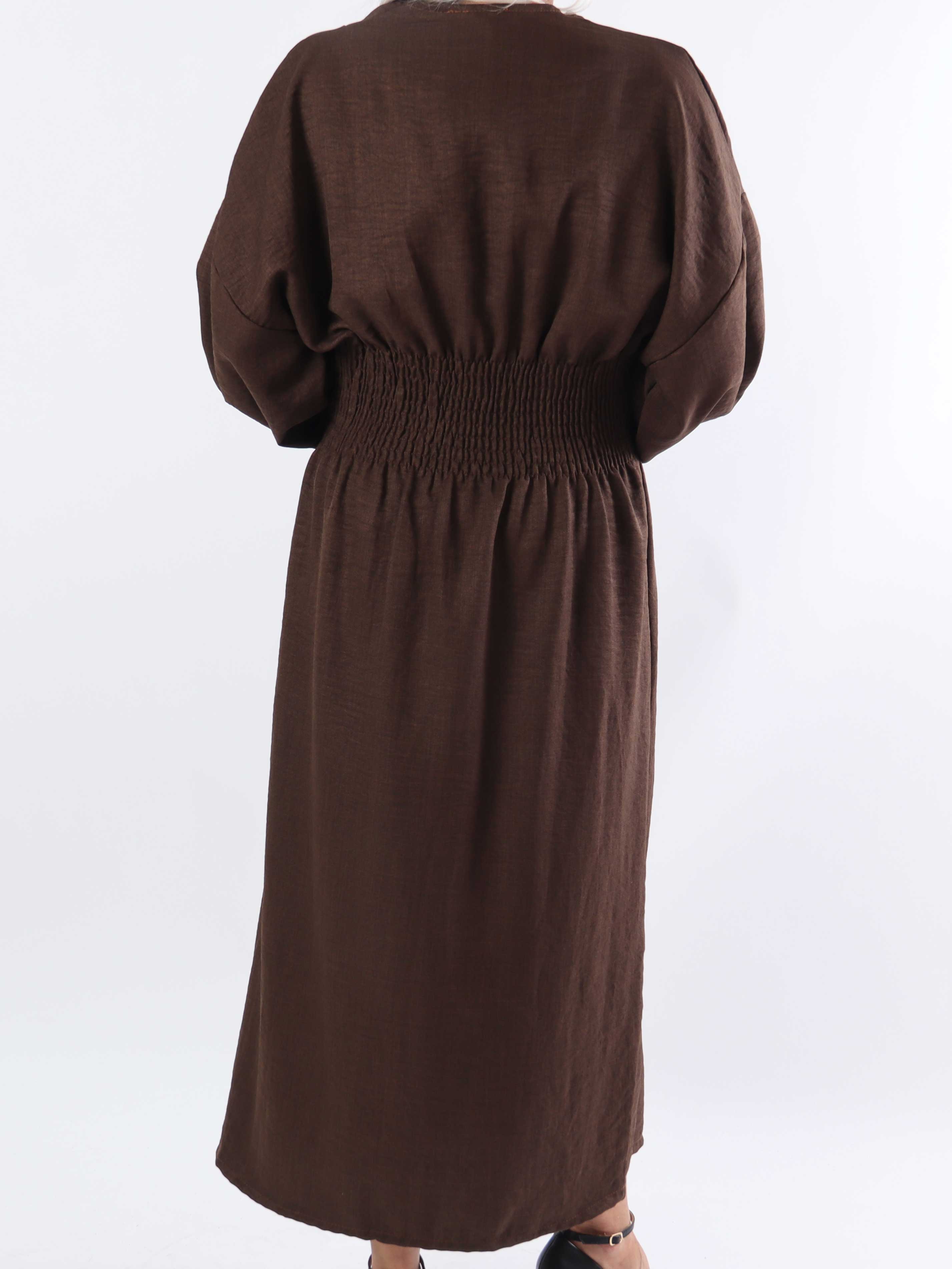 Samara - Söt klänning i plusstorlek med smock och knappar