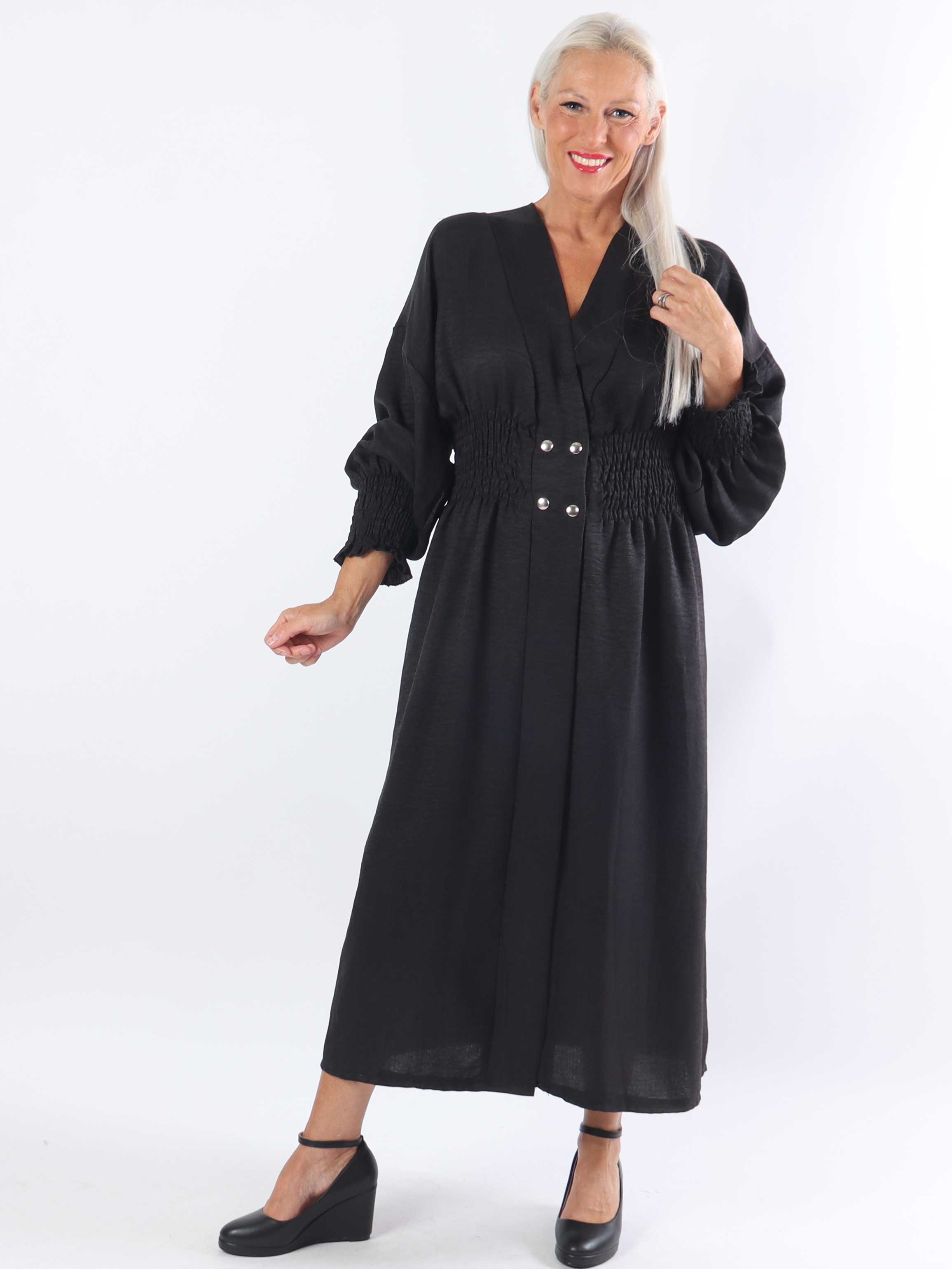 Samara - Söt klänning i plusstorlek med smock och knappar