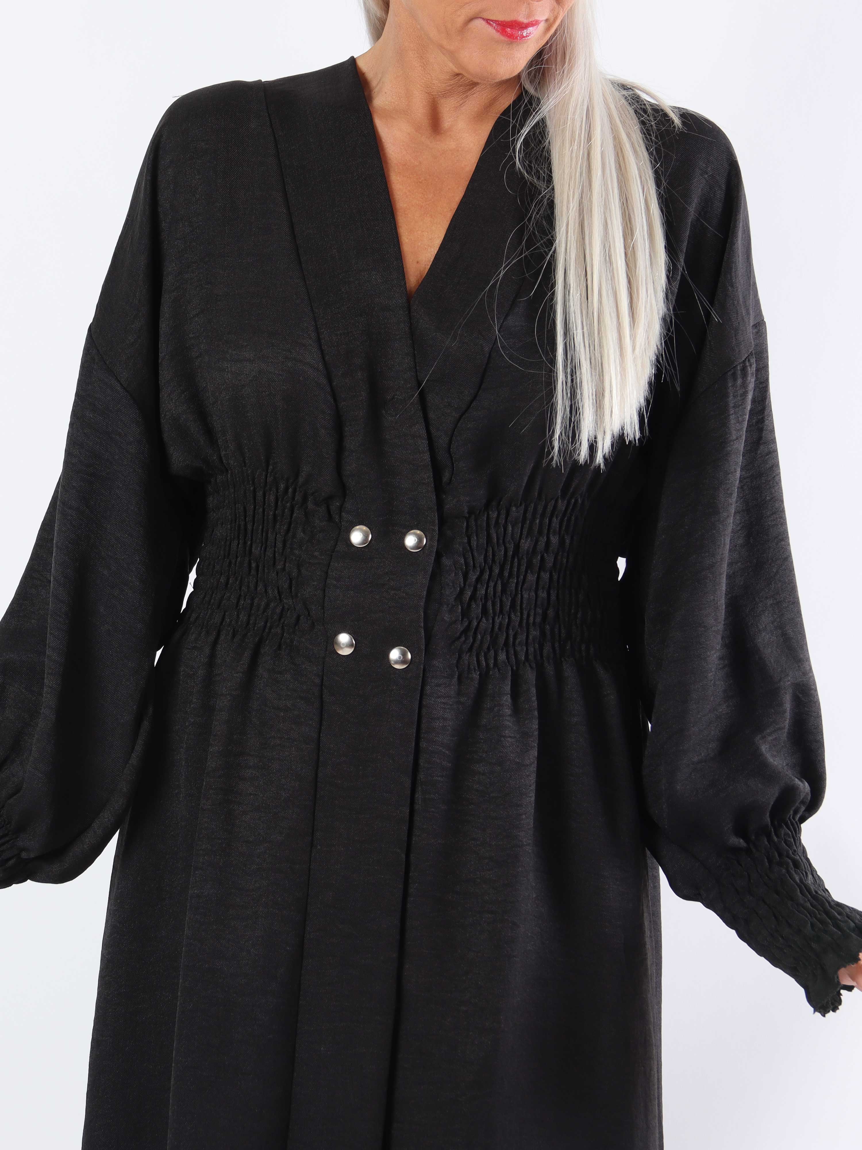 Samara - Söt klänning i plusstorlek med smock och knappar