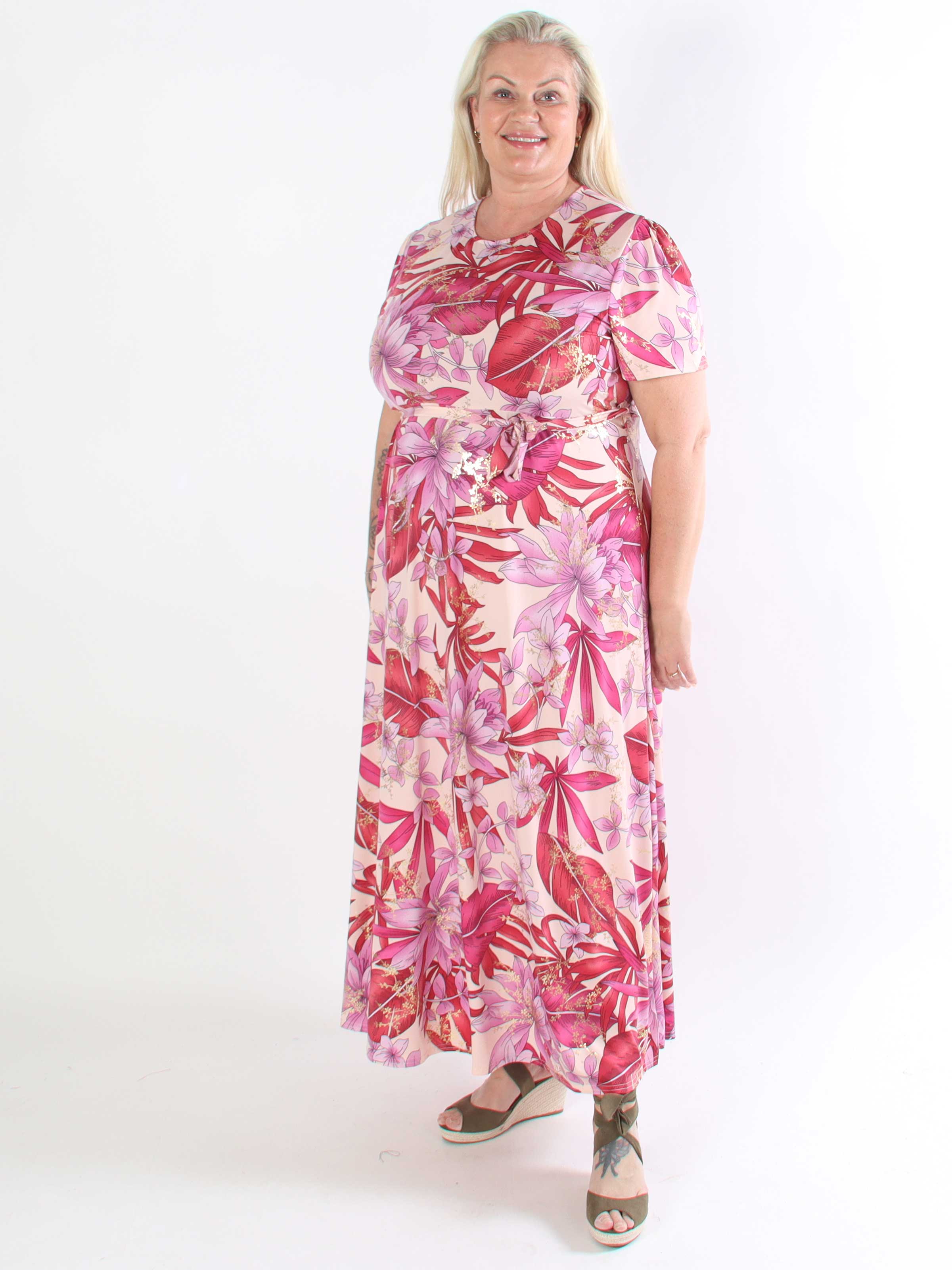 Sansa - Elastisk blommig plus size klänning med knytband