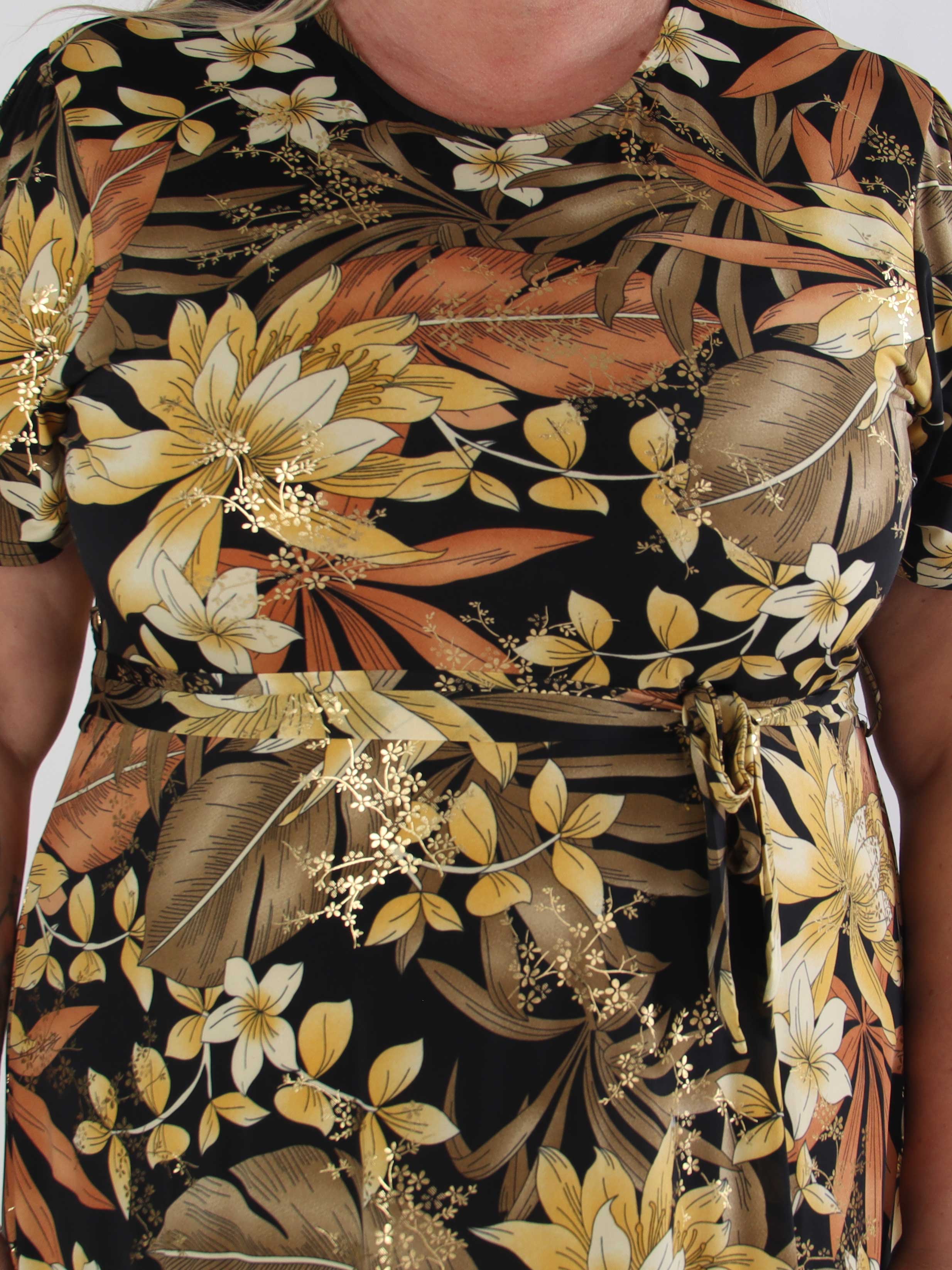 Sansa - Elastisk blommig plus size klänning med knytband