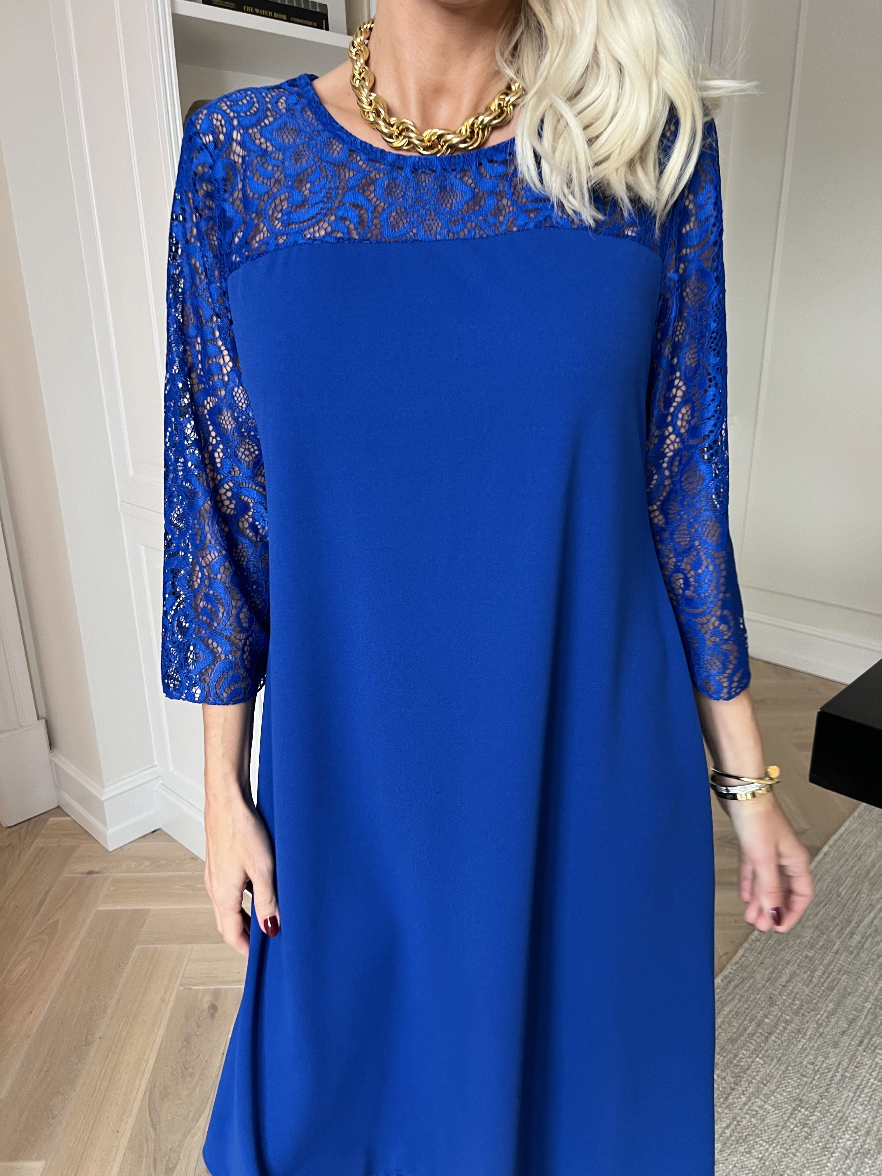 Sassi - Elegant kjole med smukke blondeærmer