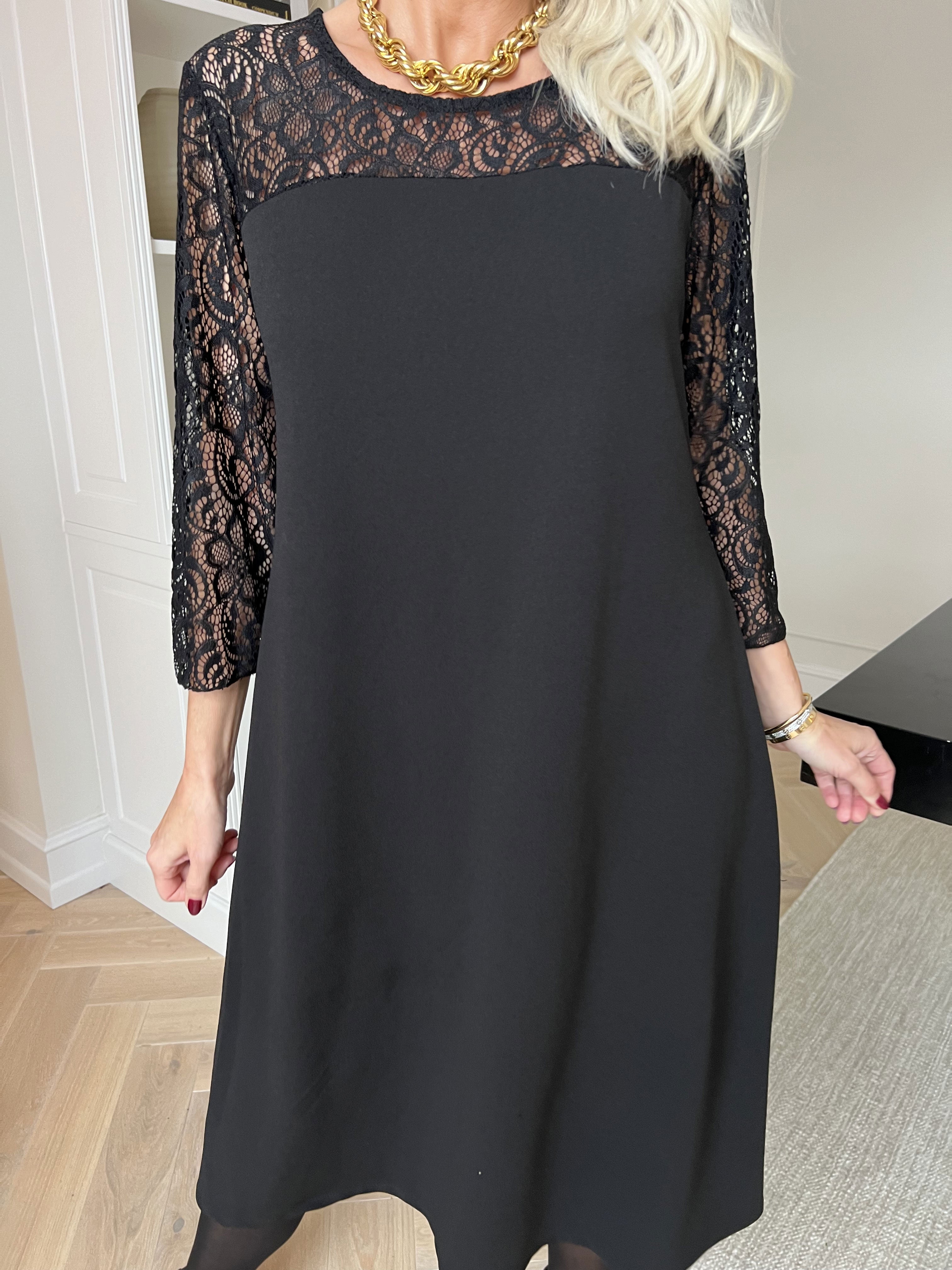 Sassi - Elegant kjole med smukke blondeærmer