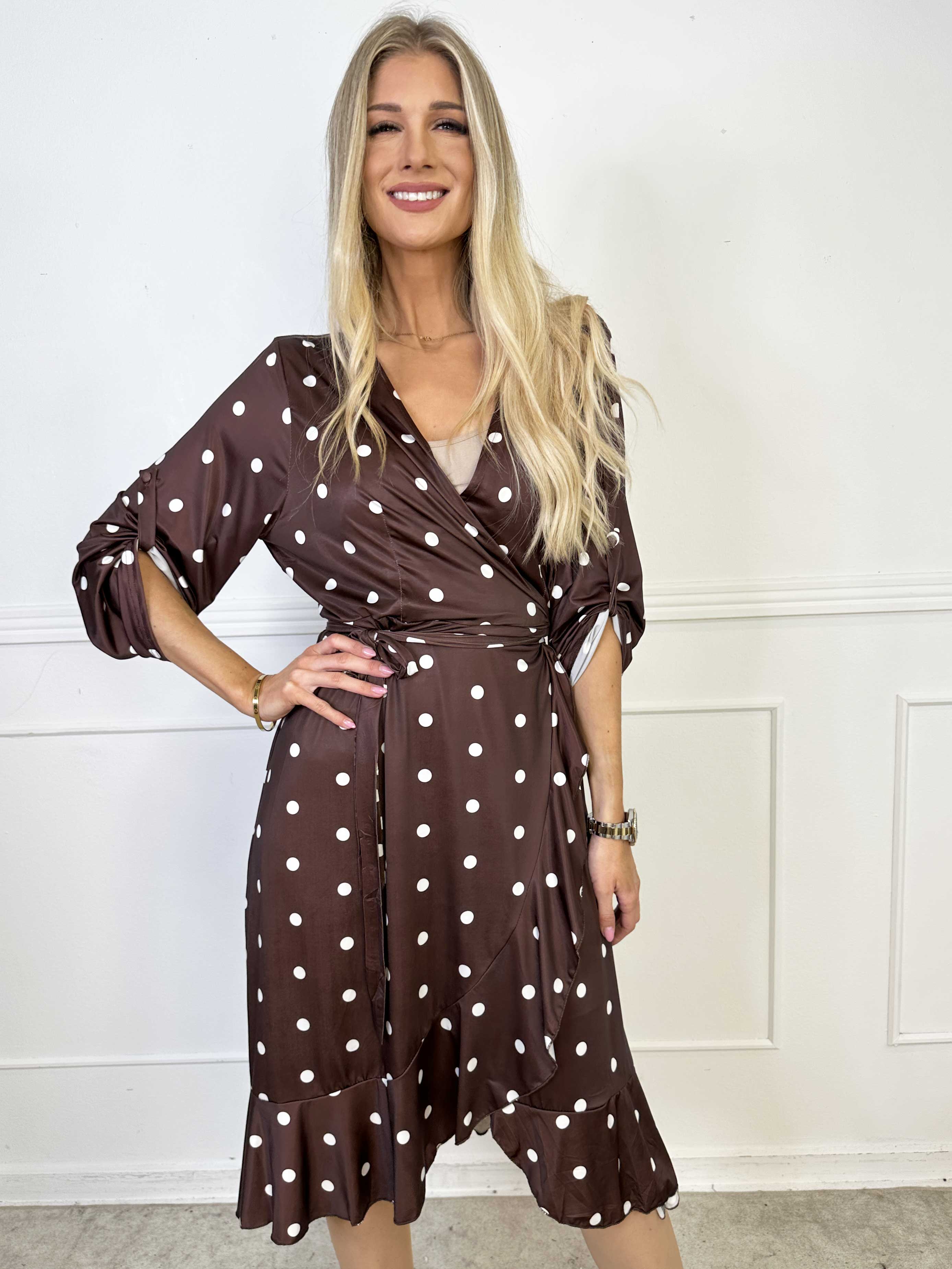 Savina Dot - Elastisk kjole i slå-om-look med prikker og flæsekant