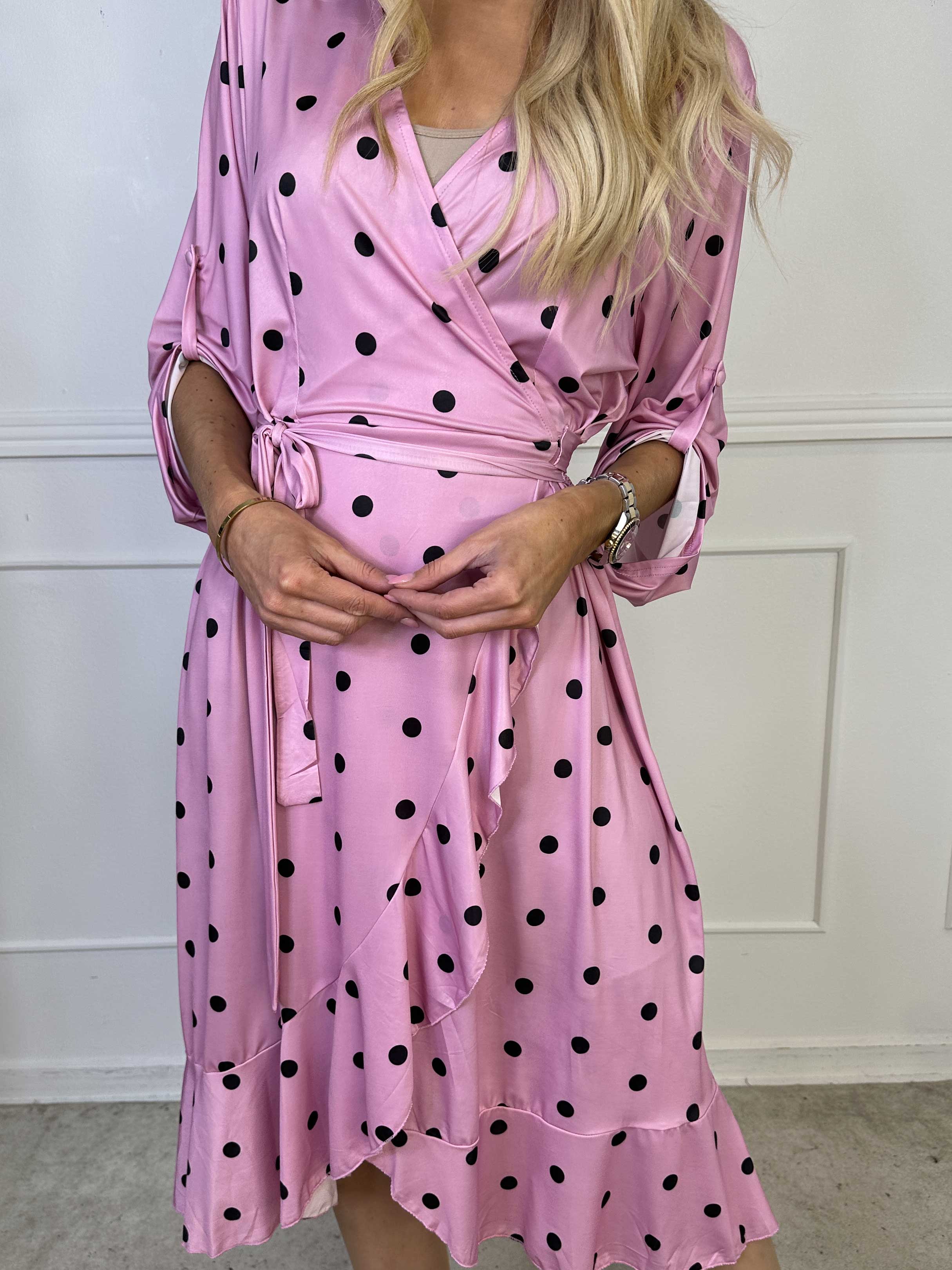 Savina Dot - Elastisk kjole i slå-om-look med prikker og flæsekant