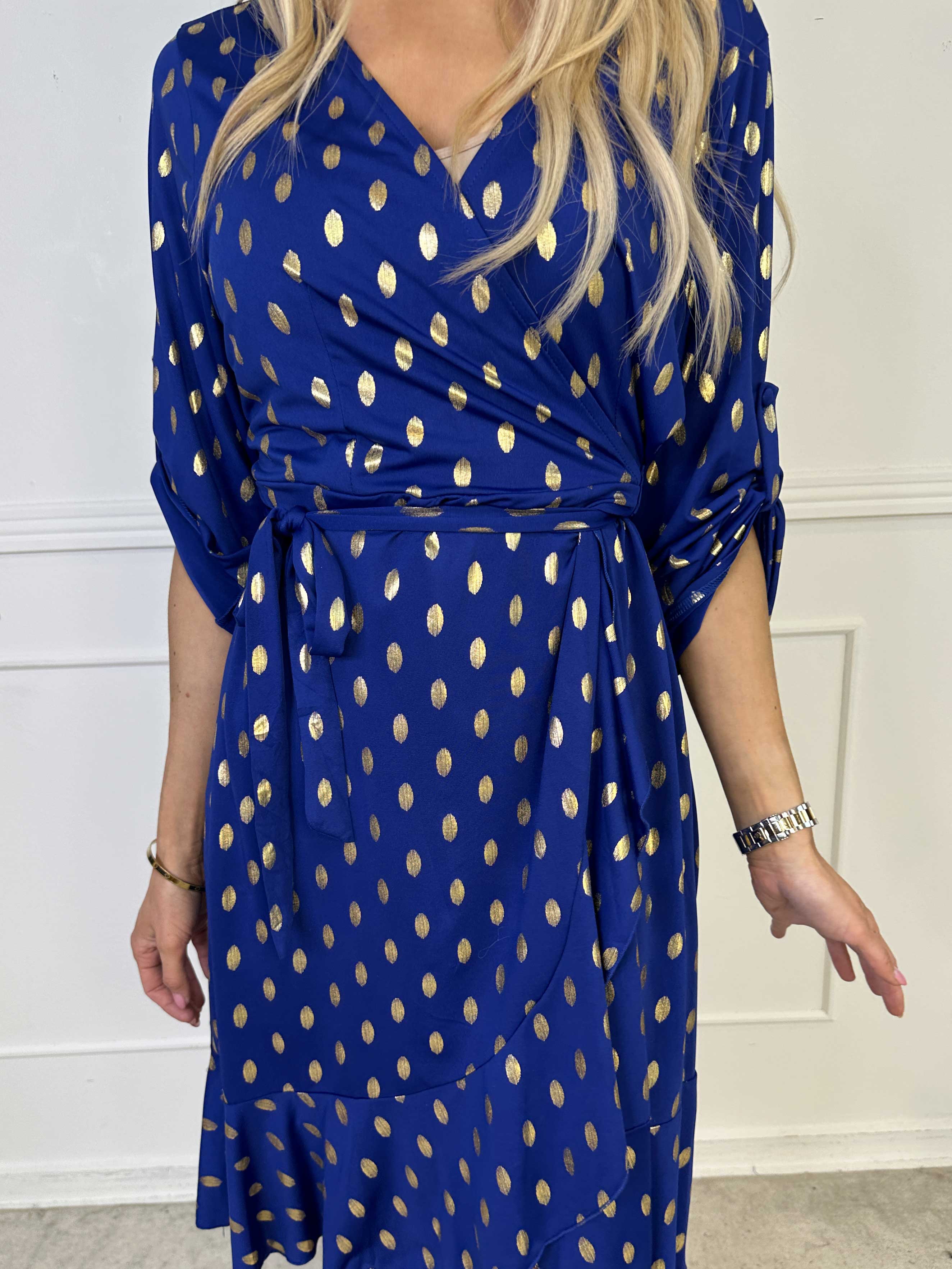 Savina Gold - Elastisk kjole i slå-om-look med guld dutter