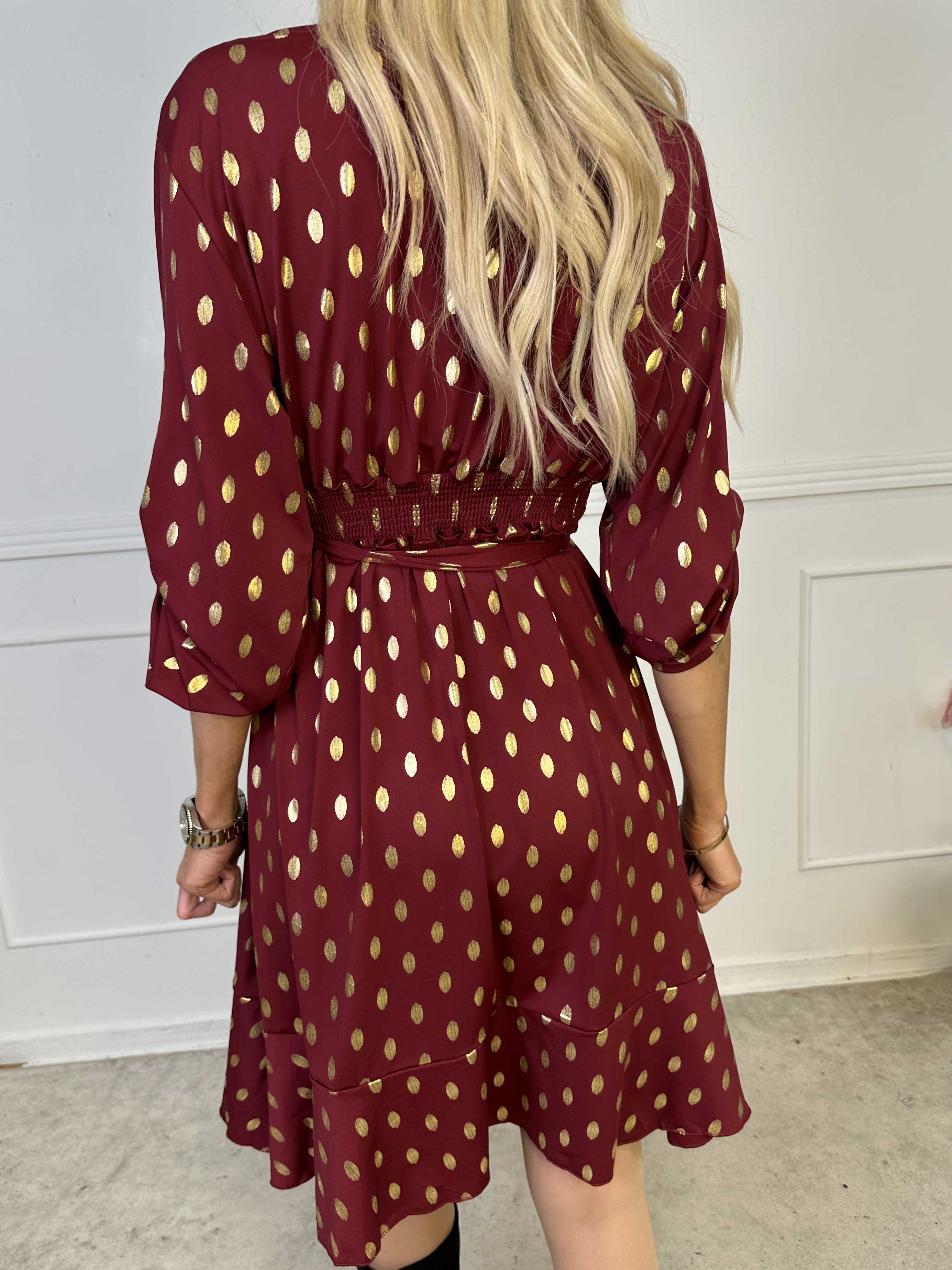 Savina Gold - Elastisk kjole i slå-om-look med guld dutter