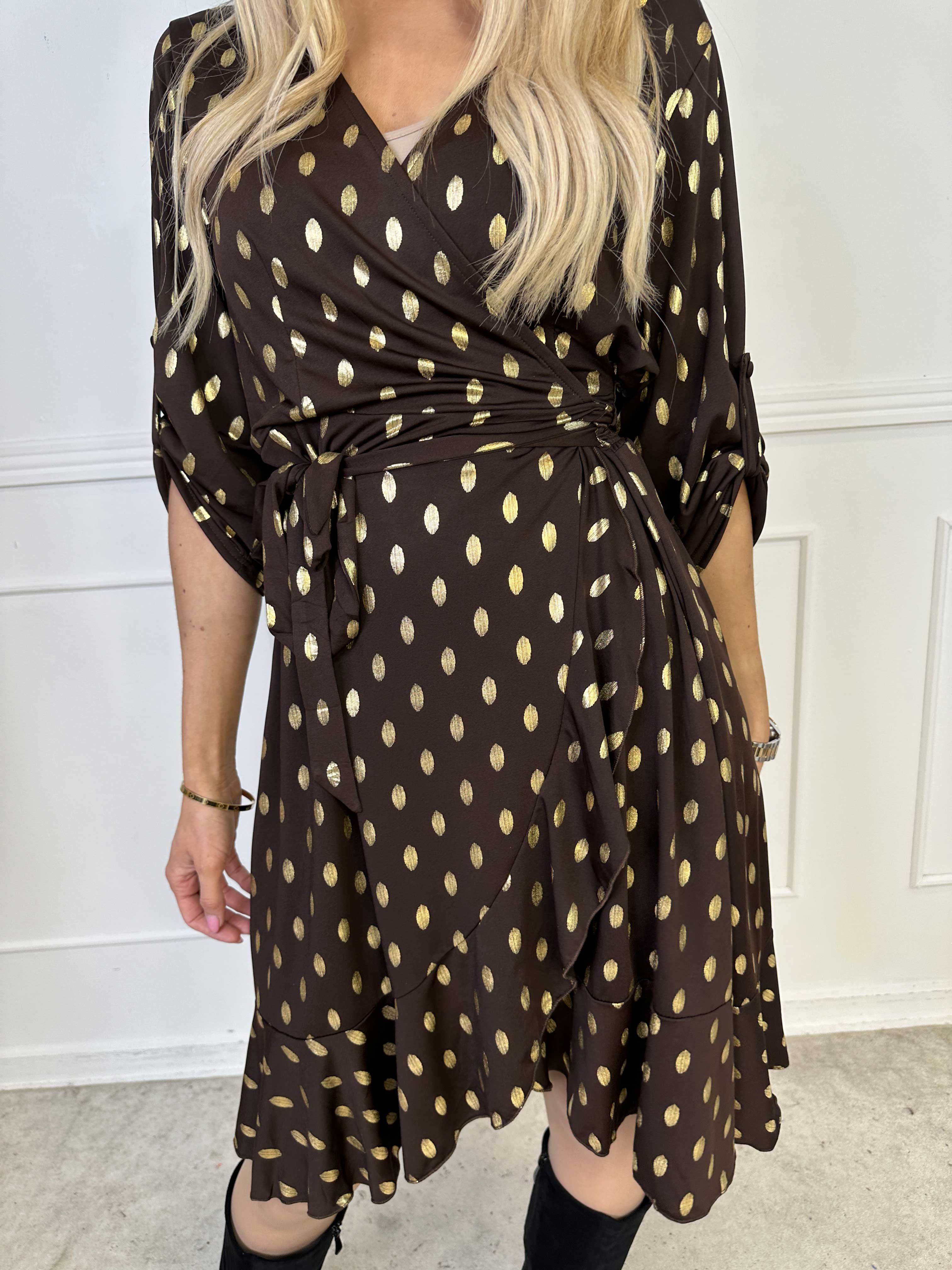 Savina Gold - Elastisk kjole i slå-om-look med guld dutter