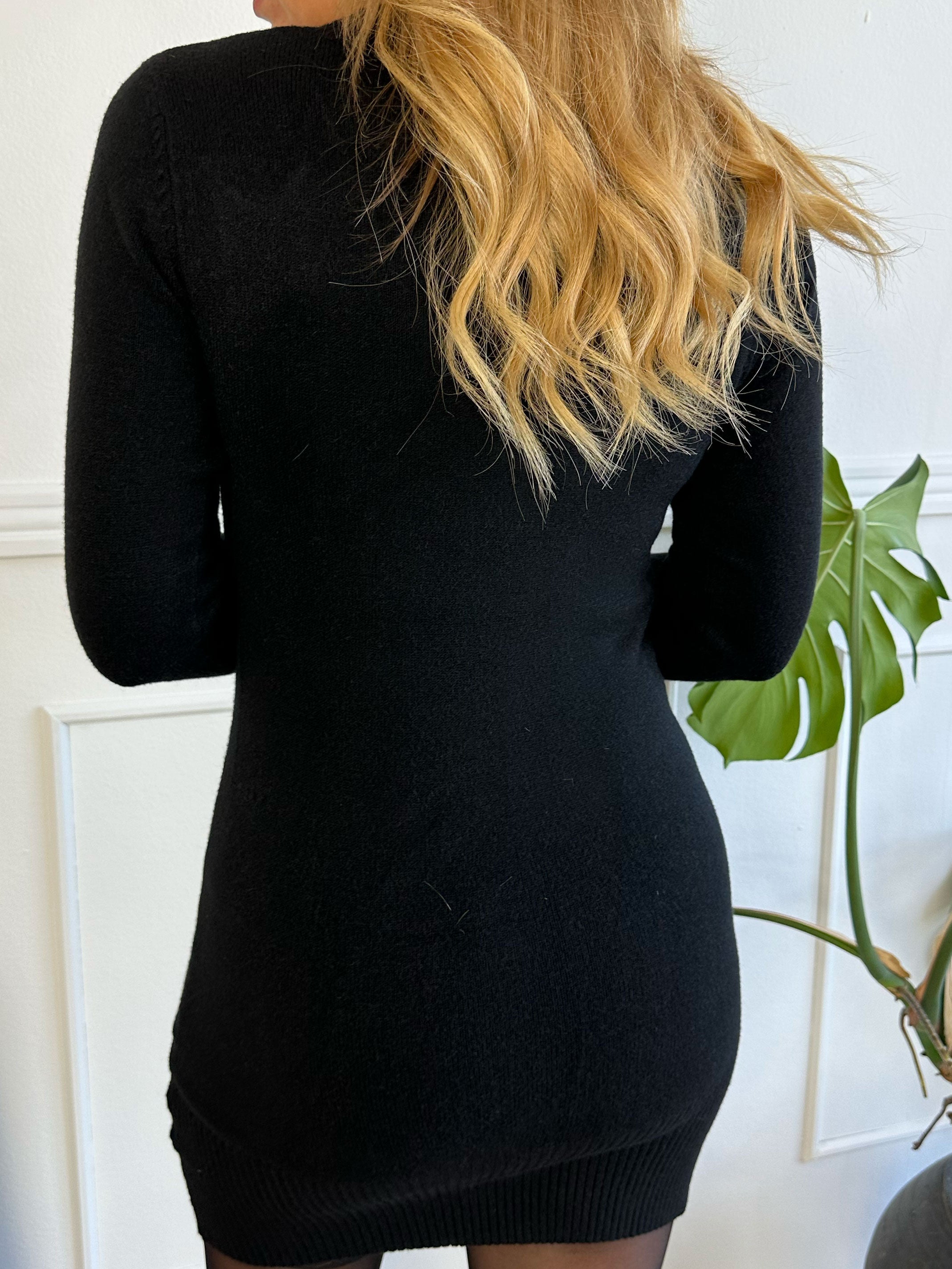 Savina - Enkel klänning med v-ringning