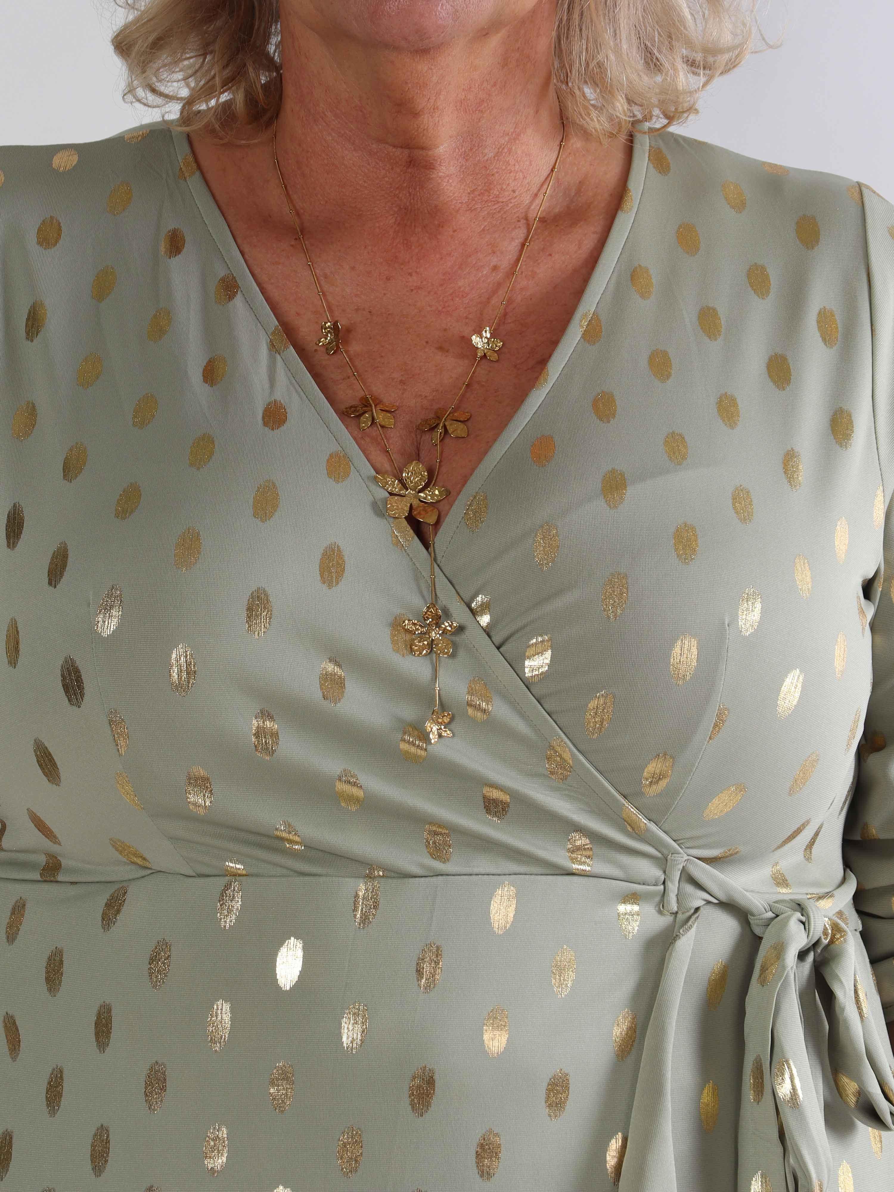 Savina Gold - Elastisk plus size klänning i omlott-look med guldprickar