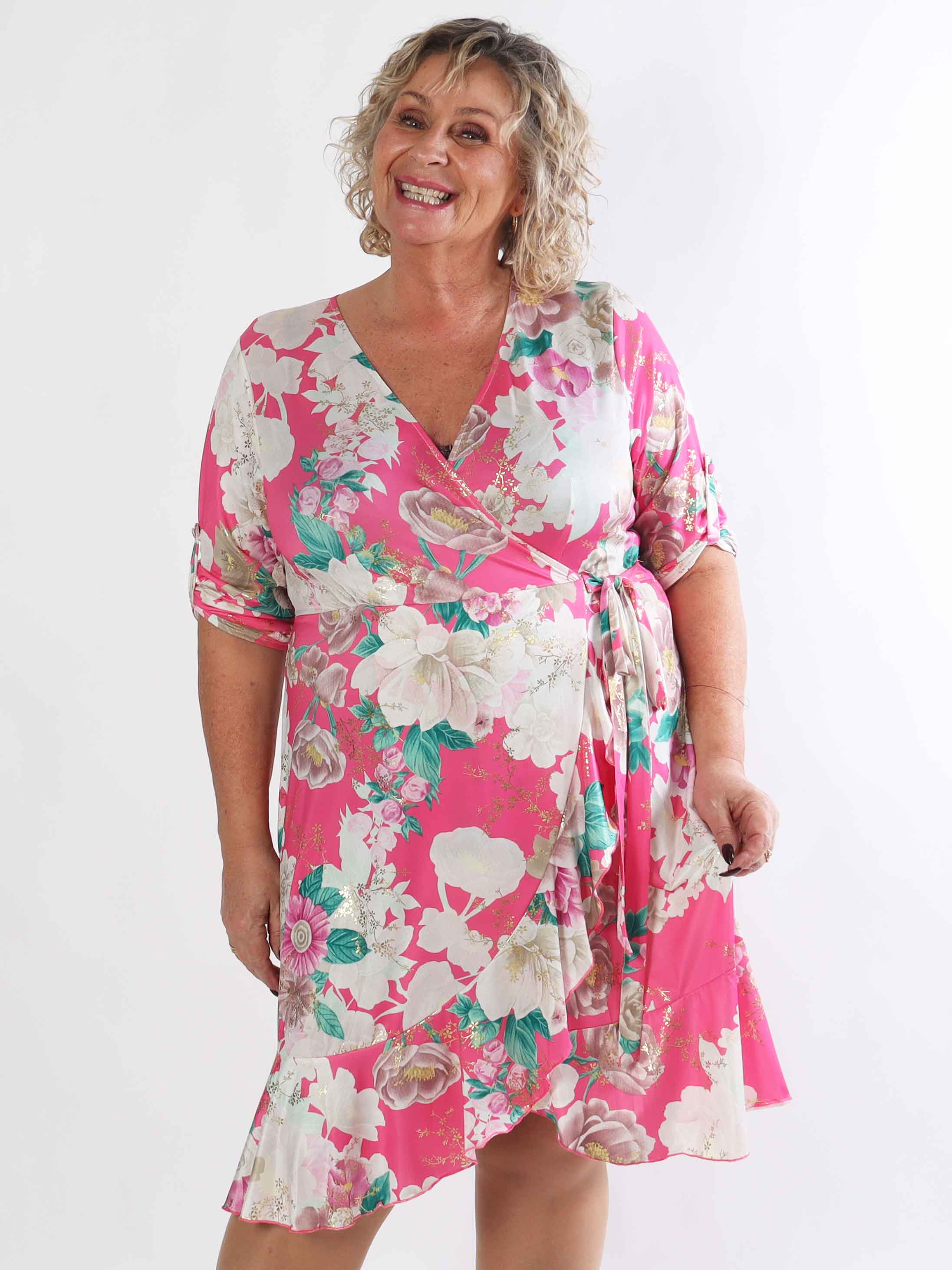 Savina Flower - Blomstret elastisk plus size kjole i slå-om-look