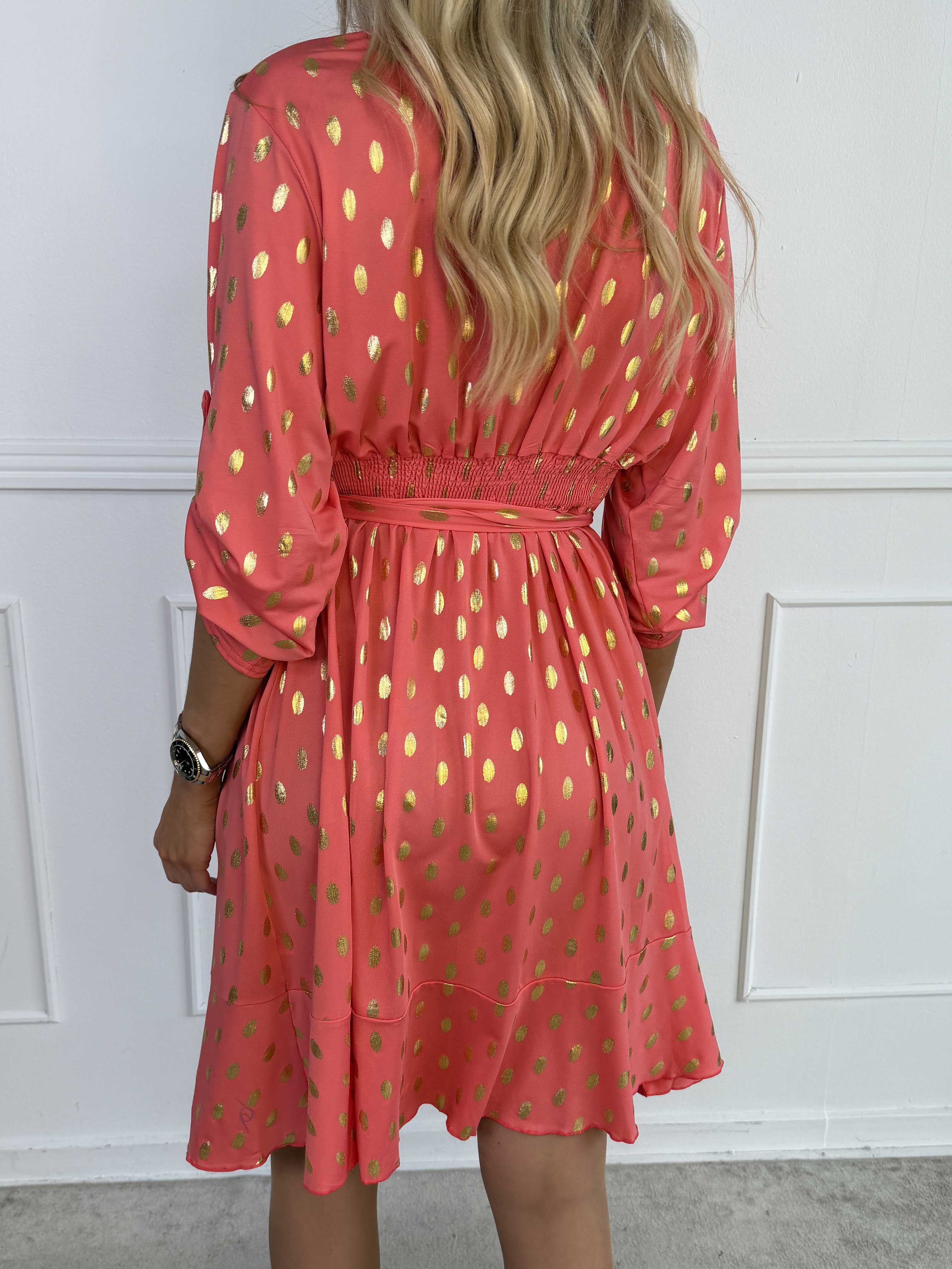 Savina Gold - Elastisk klänning i omlott-look med guldprickar