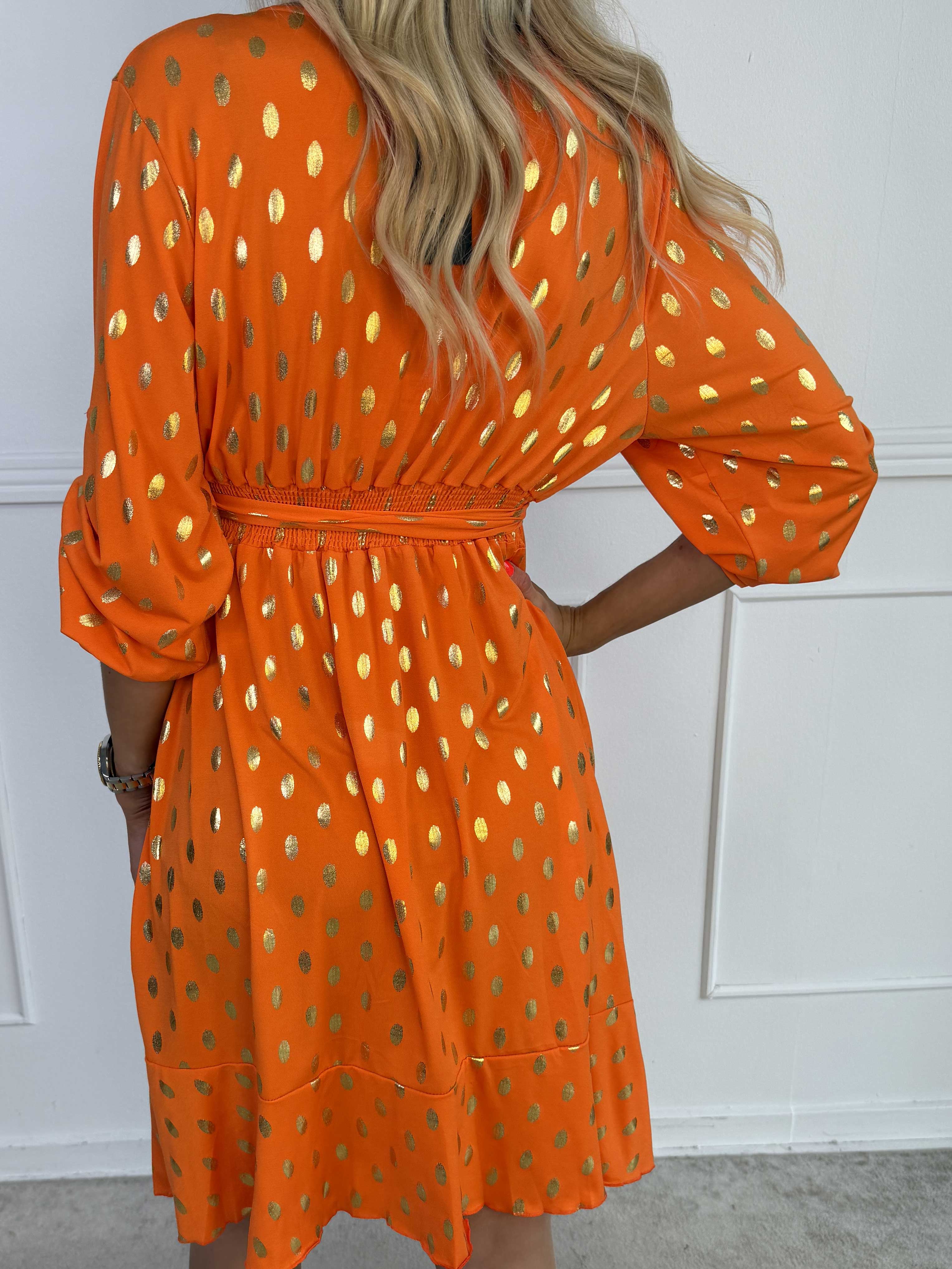 Savina Gold - Elastisk klänning i omlott-look med guldprickar