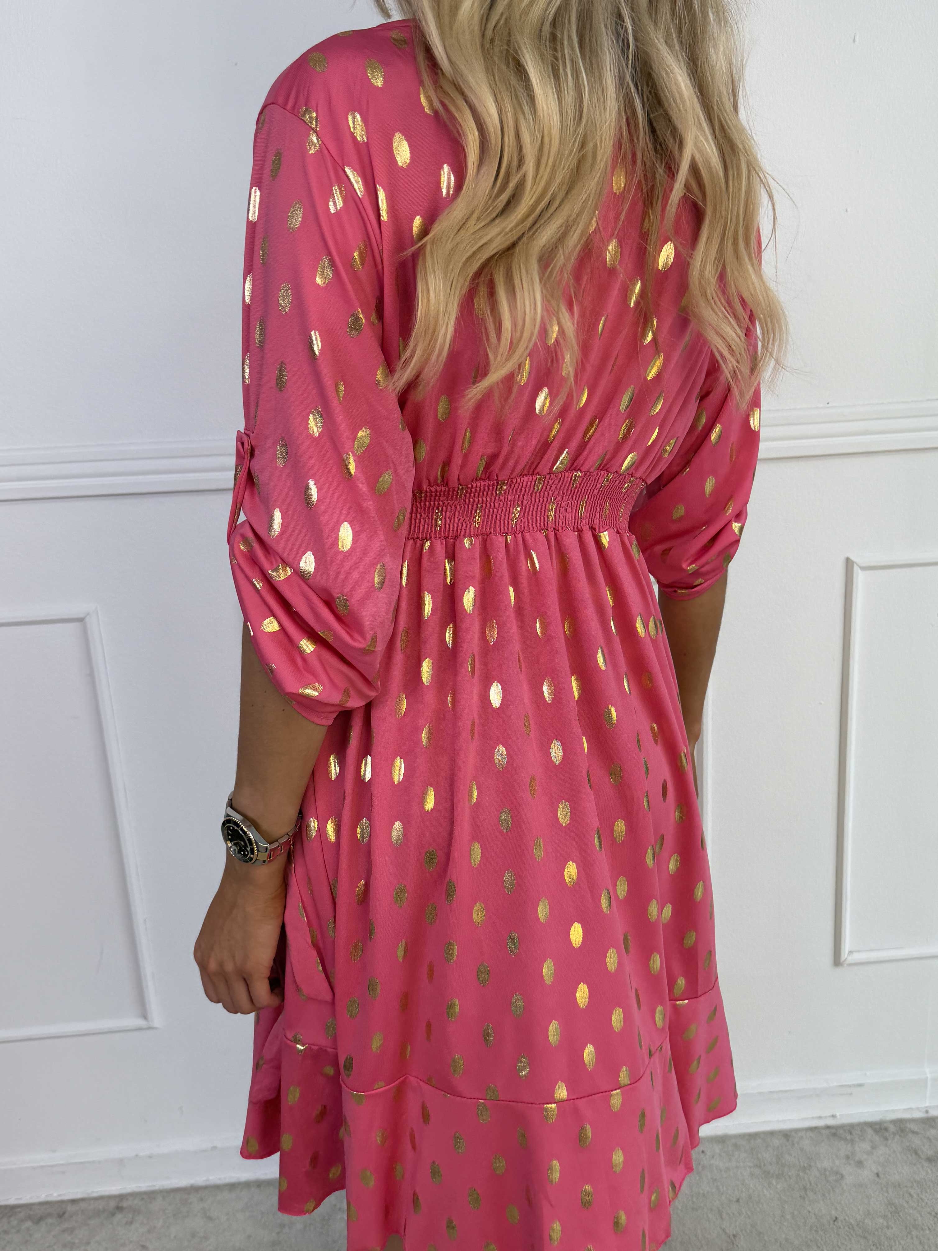 Savina Gold - Elastisk klänning i omlott-look med guldprickar