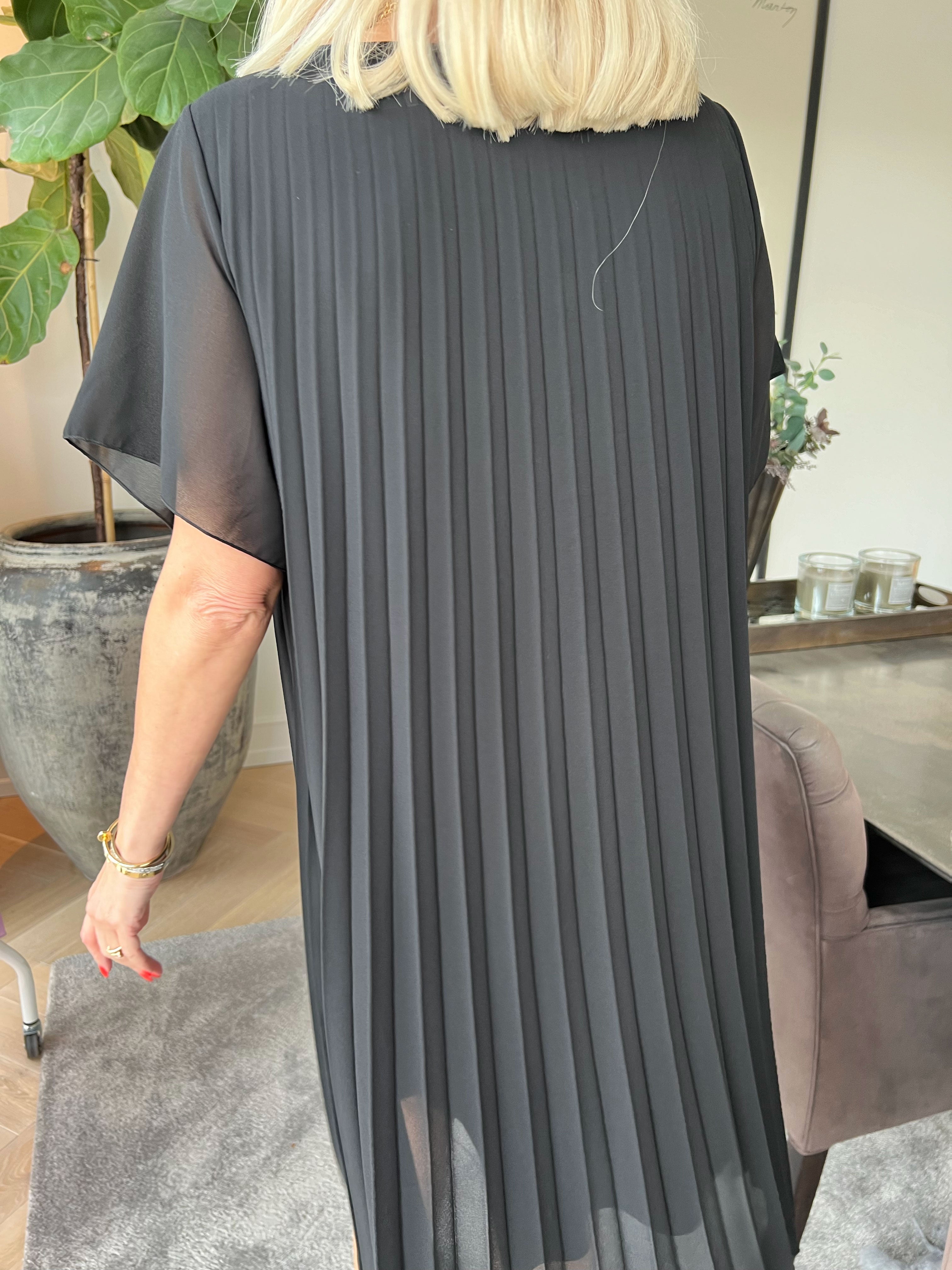Scarlett - Kjole i plisseret chiffon med fin blomst ved skulderen