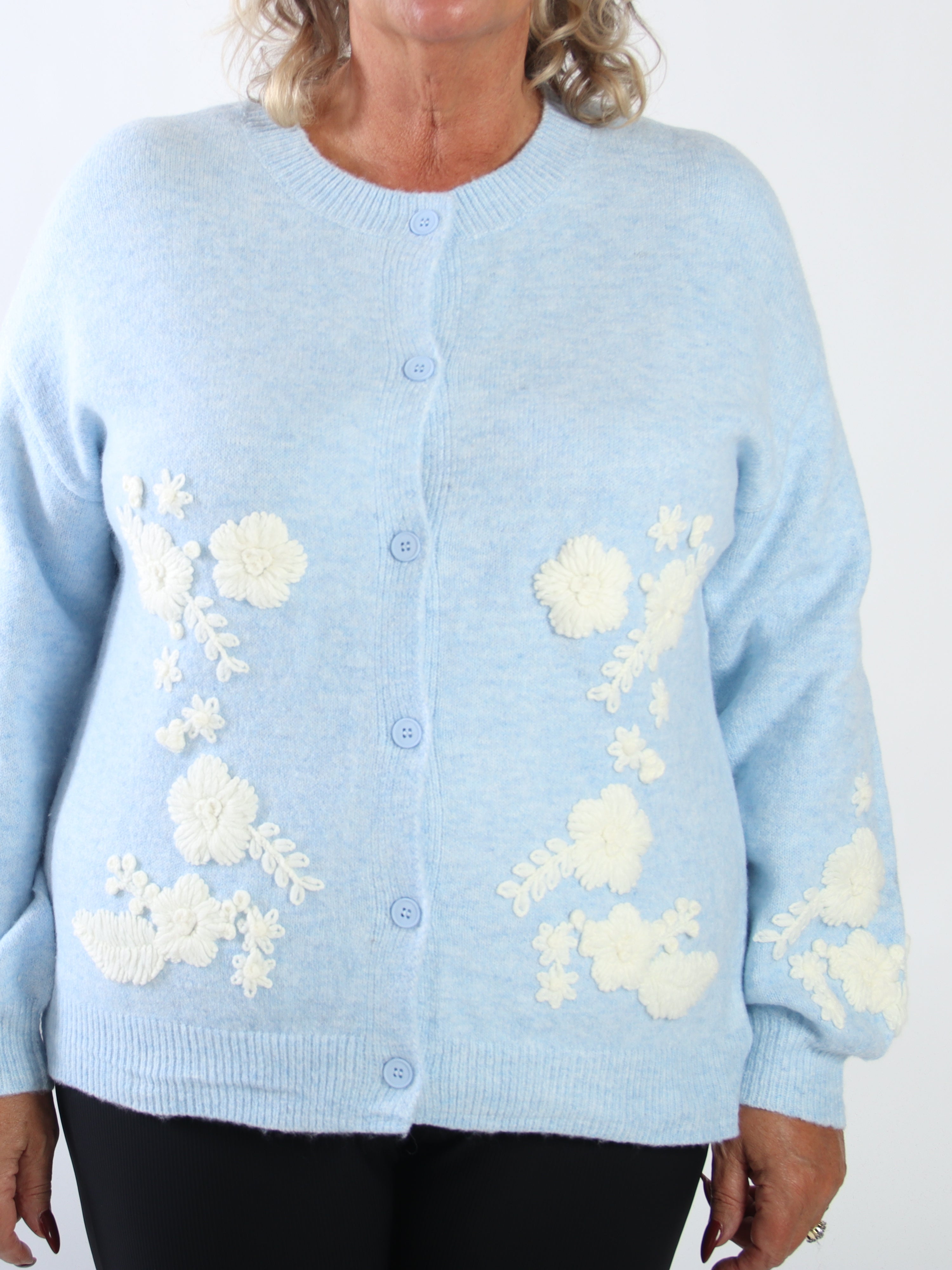 Sehra - Stickad kofta i plus size med fina ballongärmar och vackert broderade blommor