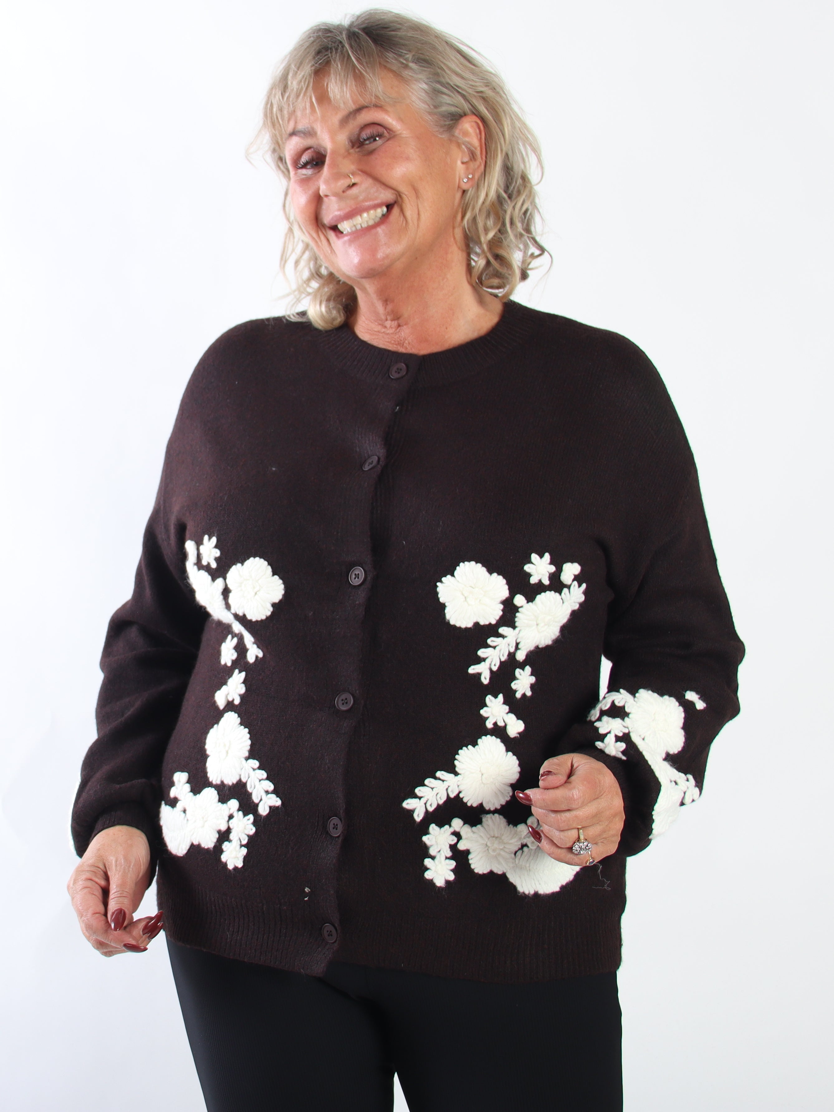 Sehra - Stickad kofta i plus size med fina ballongärmar och vackert broderade blommor