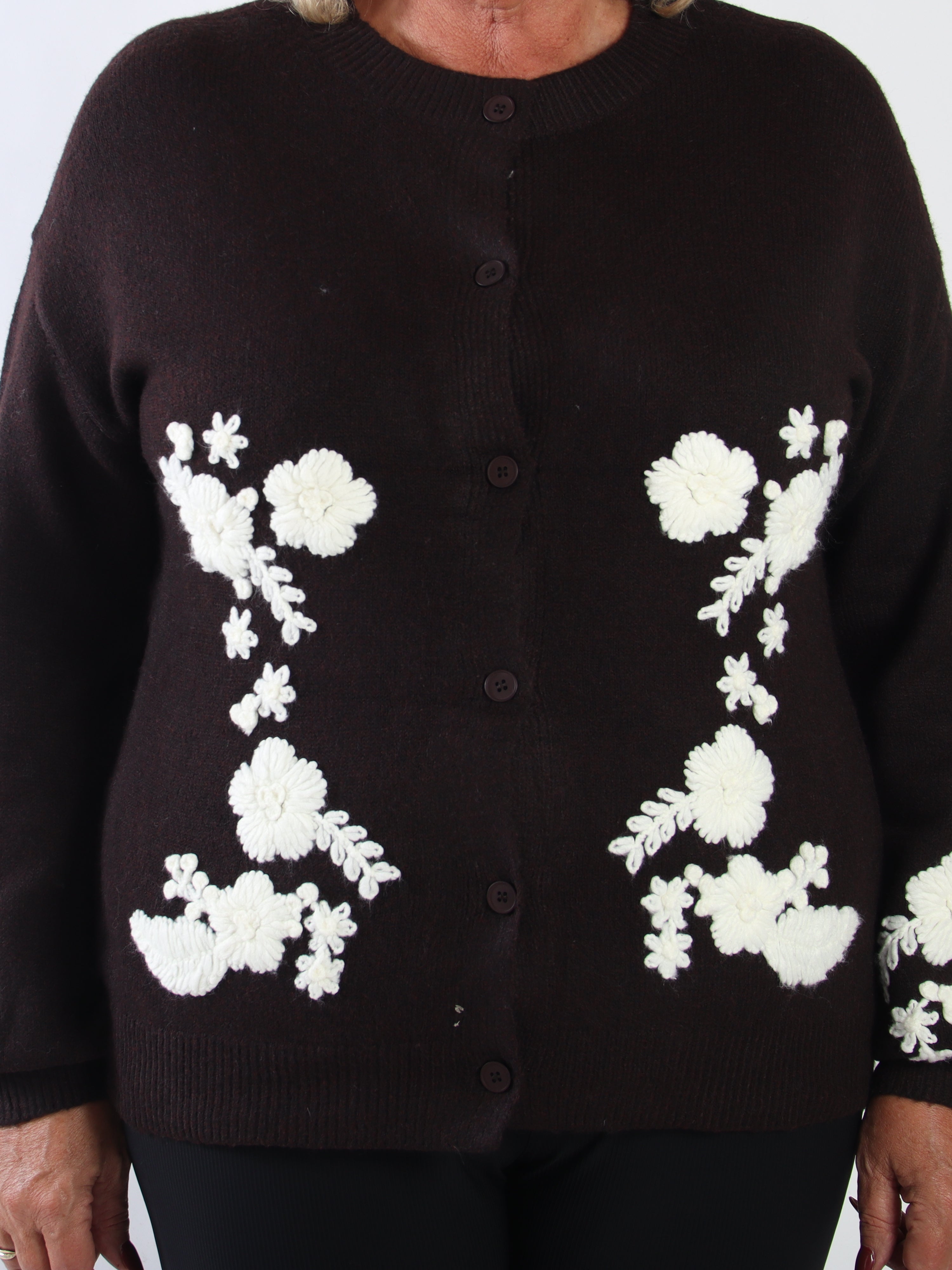 Sehra - Stickad kofta i plus size med fina ballongärmar och vackert broderade blommor