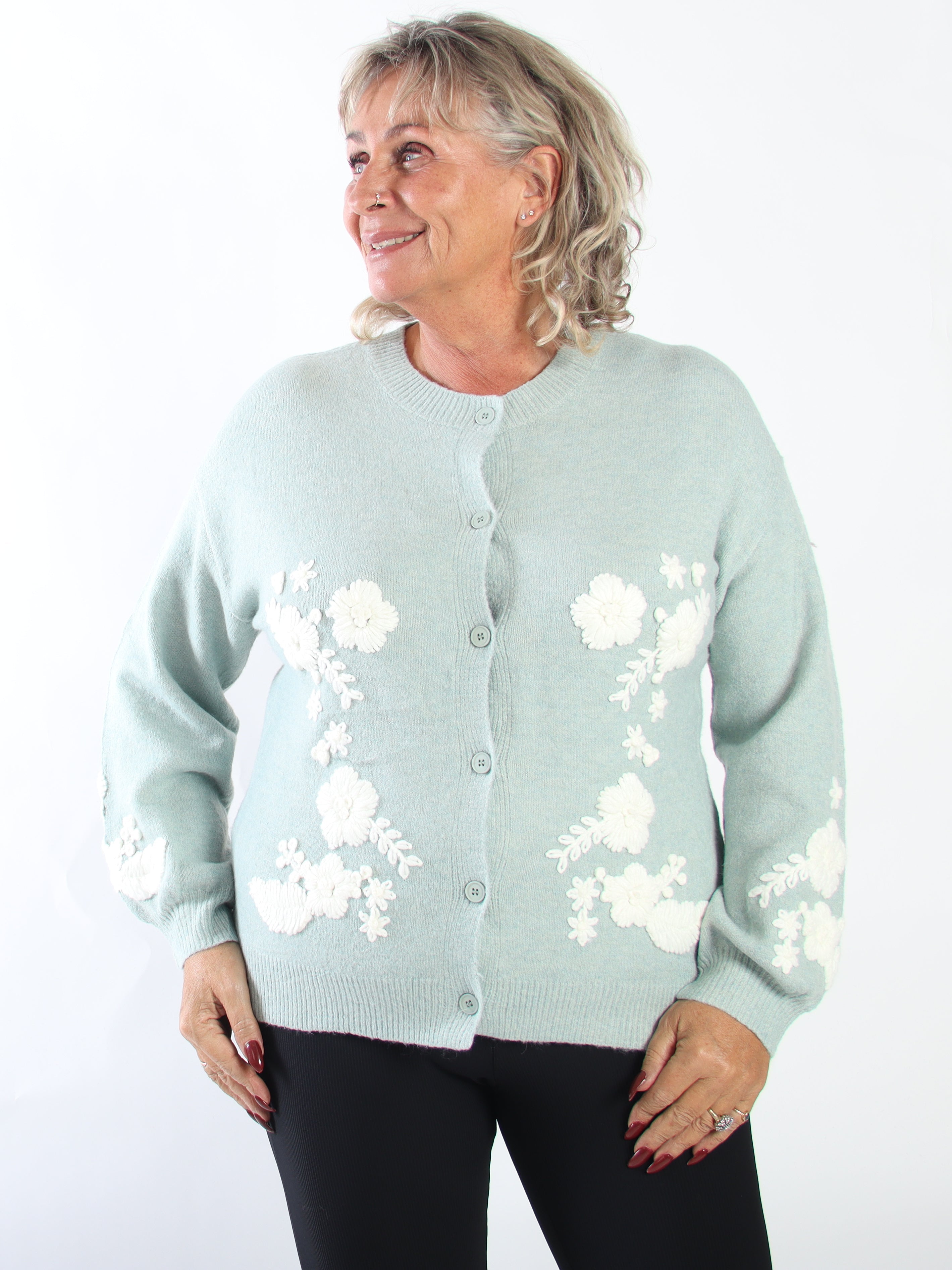 Sehra - Stickad kofta i plus size med fina ballongärmar och vackert broderade blommor