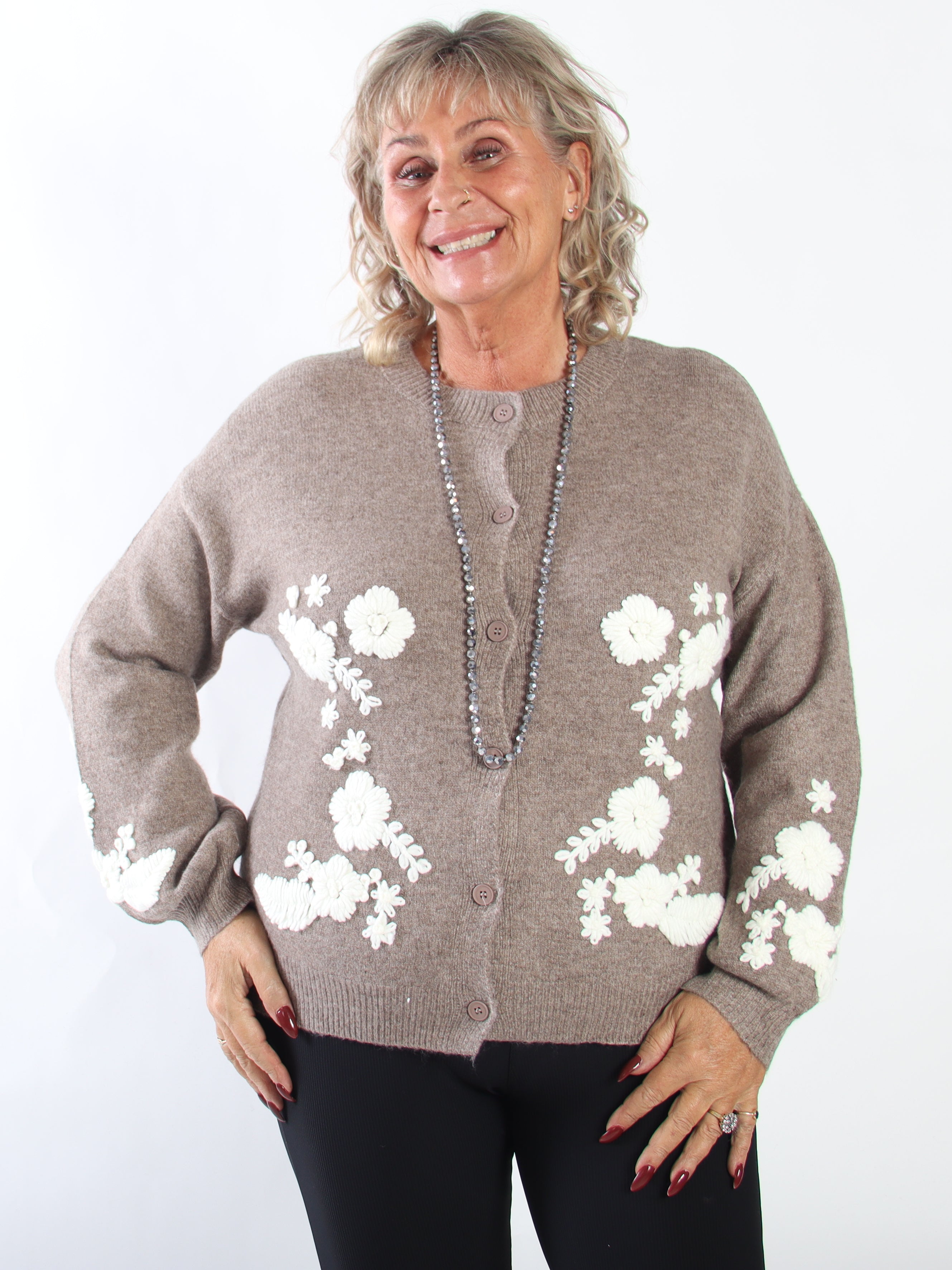 Sehra - Stickad kofta i plus size med fina ballongärmar och vackert broderade blommor