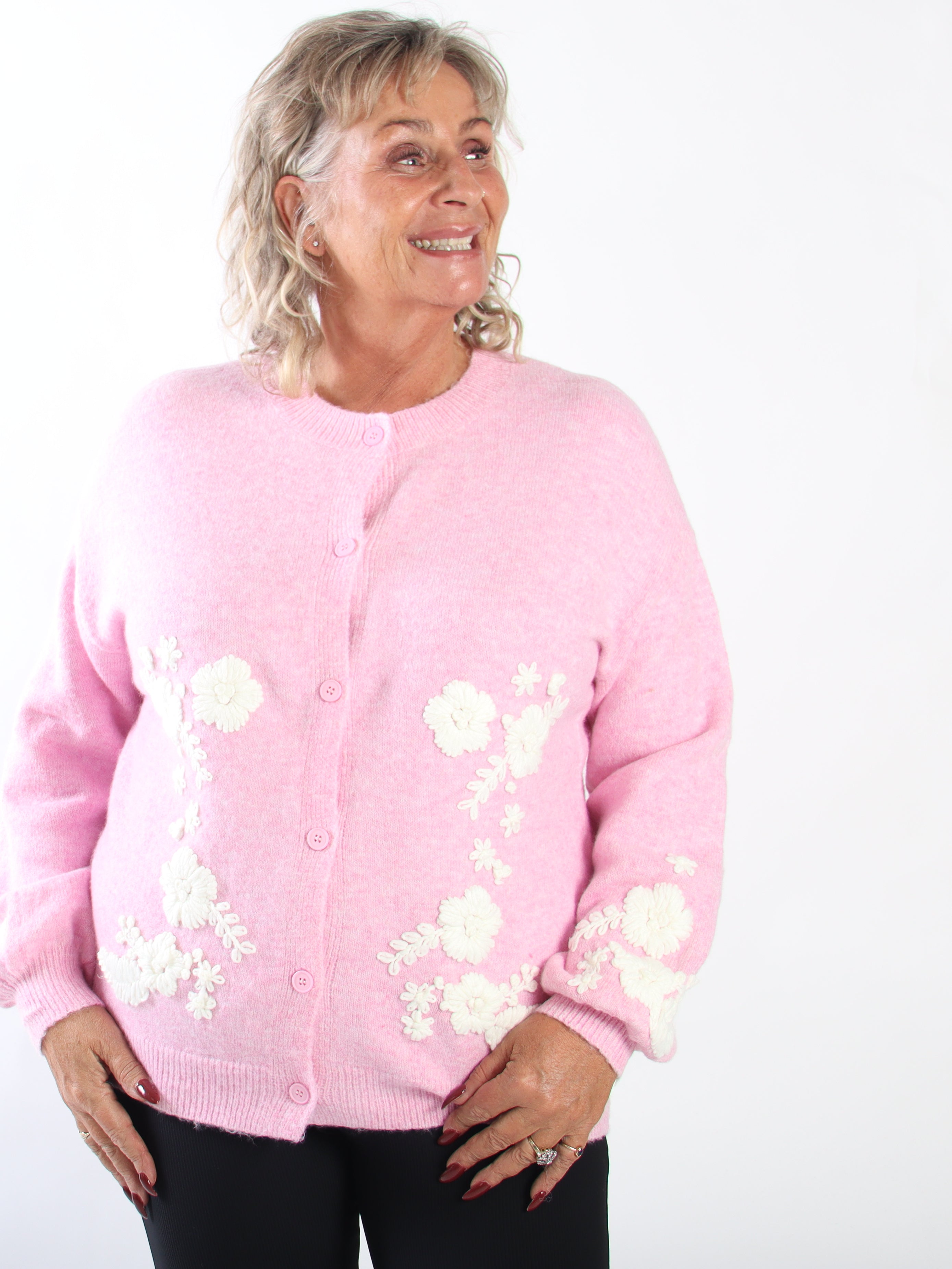 Sehra - Stickad kofta i plus size med fina ballongärmar och vackert broderade blommor