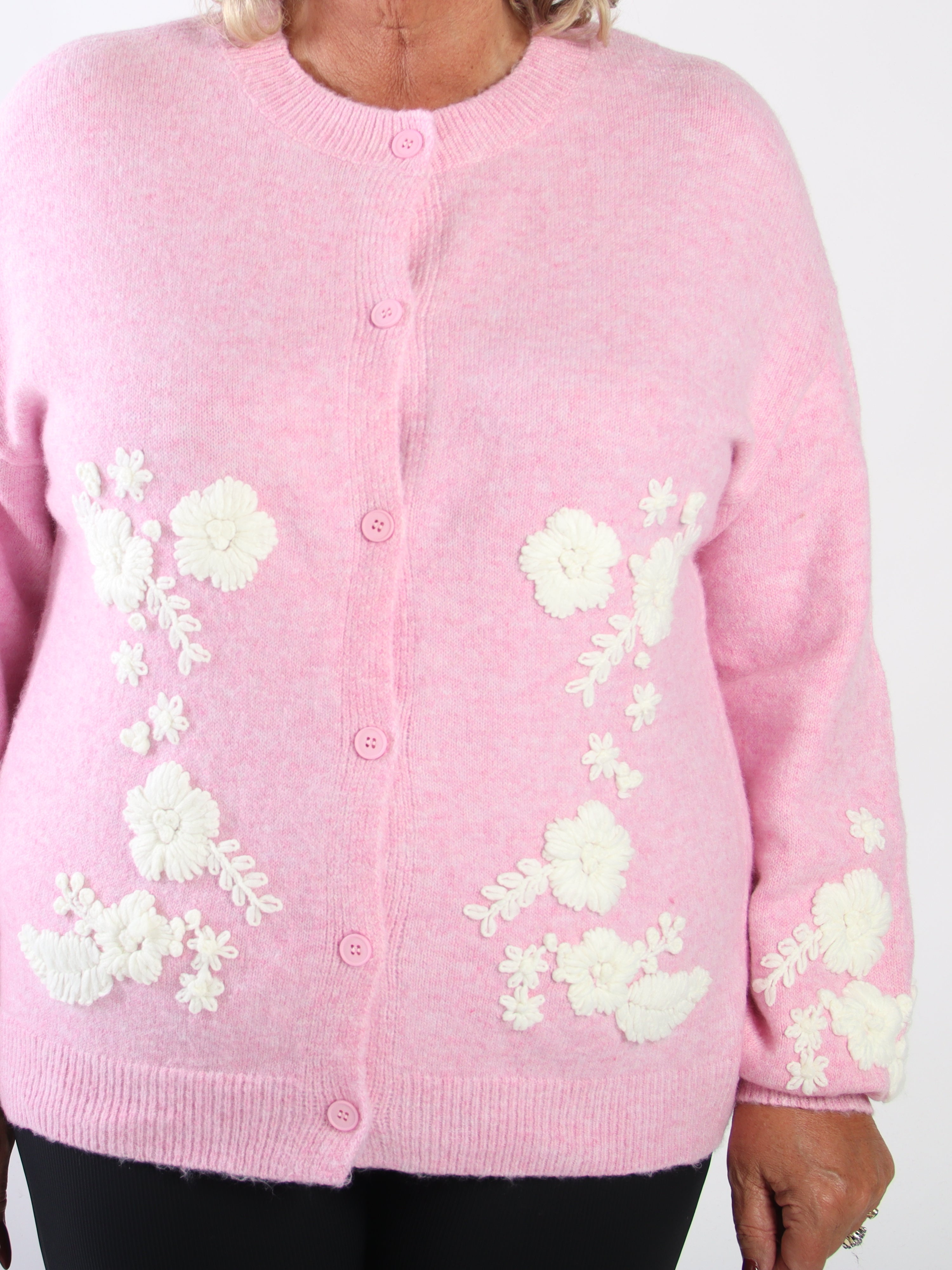 Sehra - Stickad kofta i plus size med fina ballongärmar och vackert broderade blommor