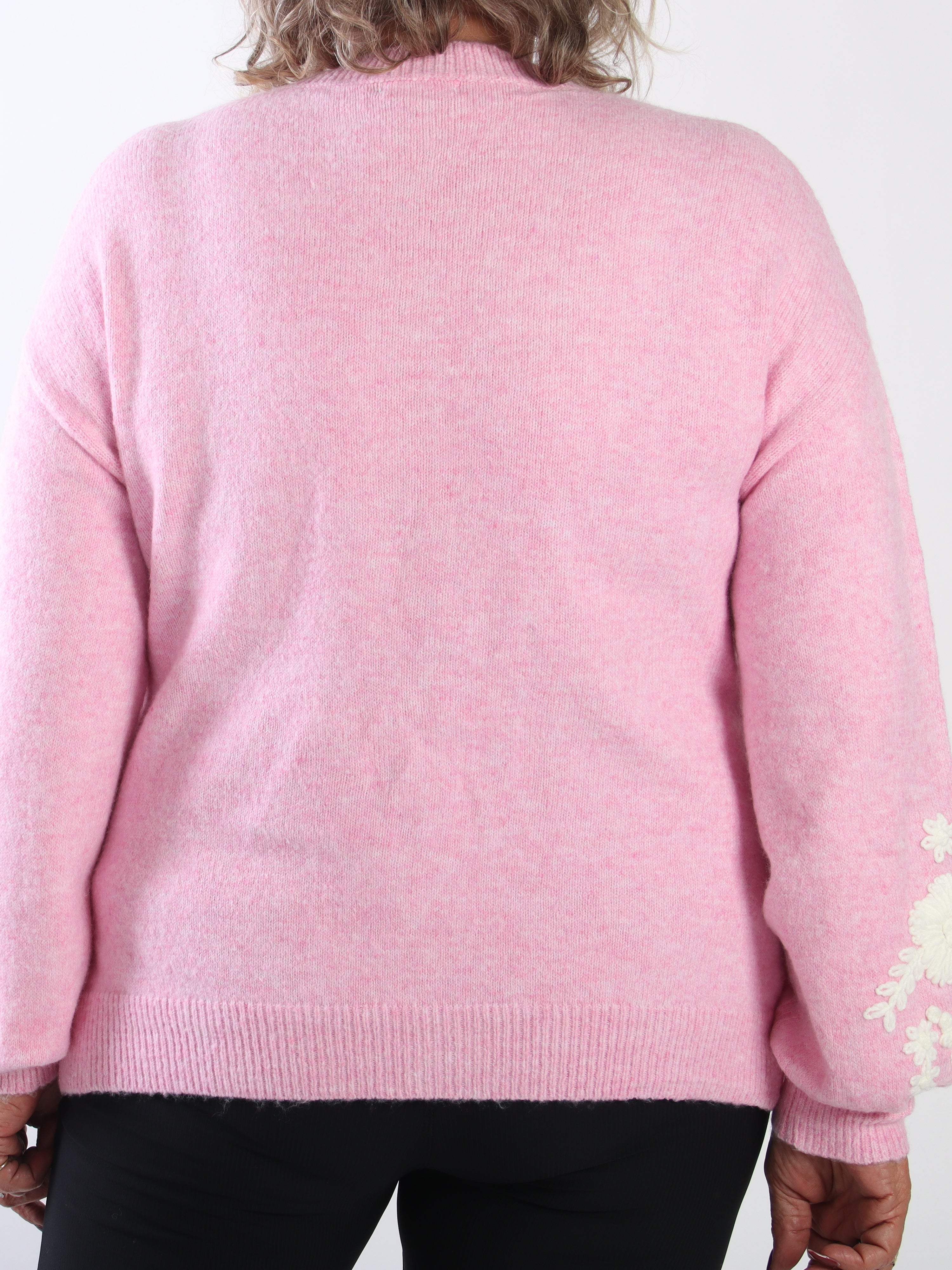 Sehra - Stickad kofta i plus size med fina ballongärmar och vackert broderade blommor