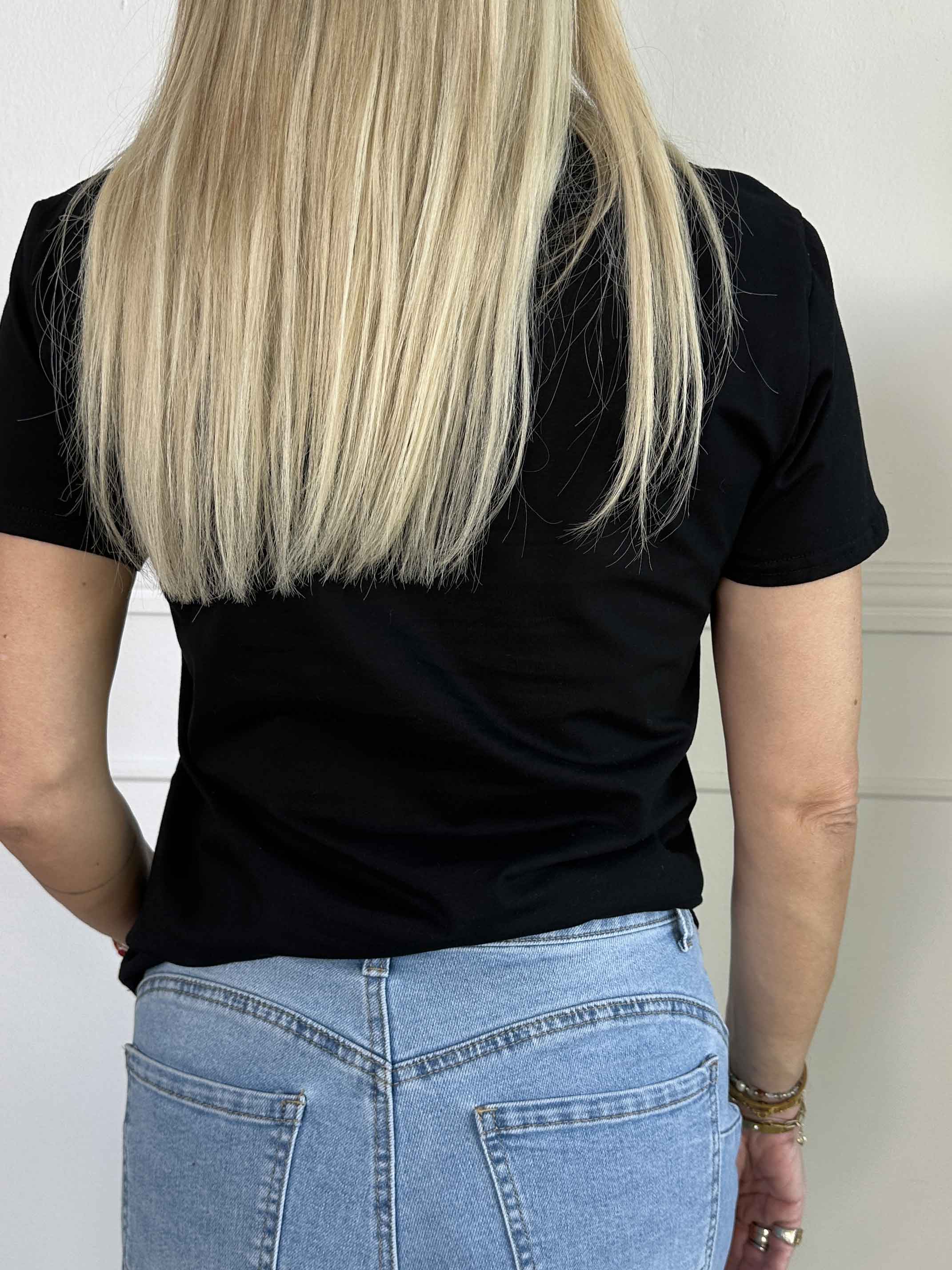 Selma - T-shirt i bomull med broderade detaljer och fuskpäls på bröstet