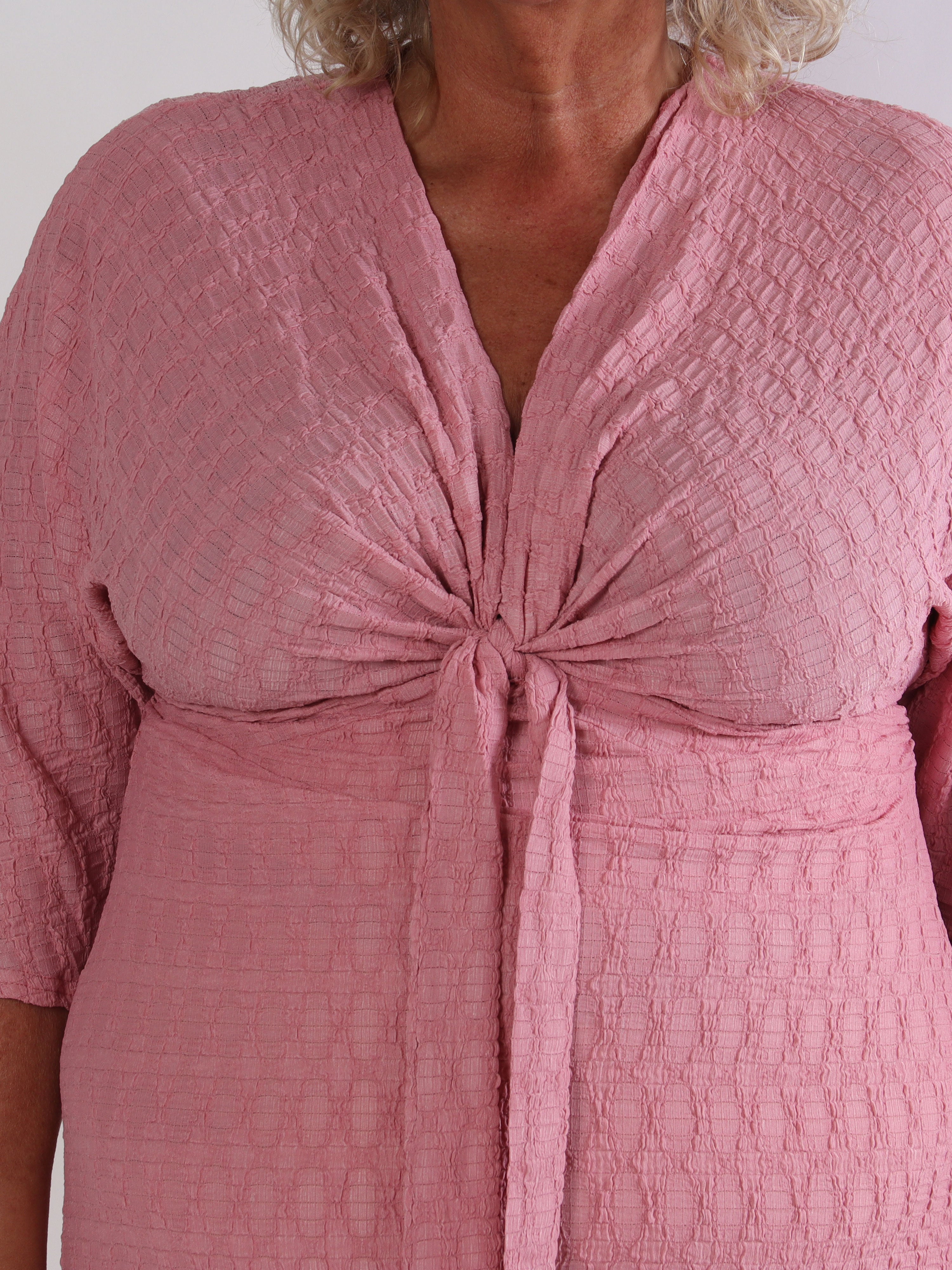 Selvina - Lang blød og elastisk plus size kjole med knudedetalje og bindebånd