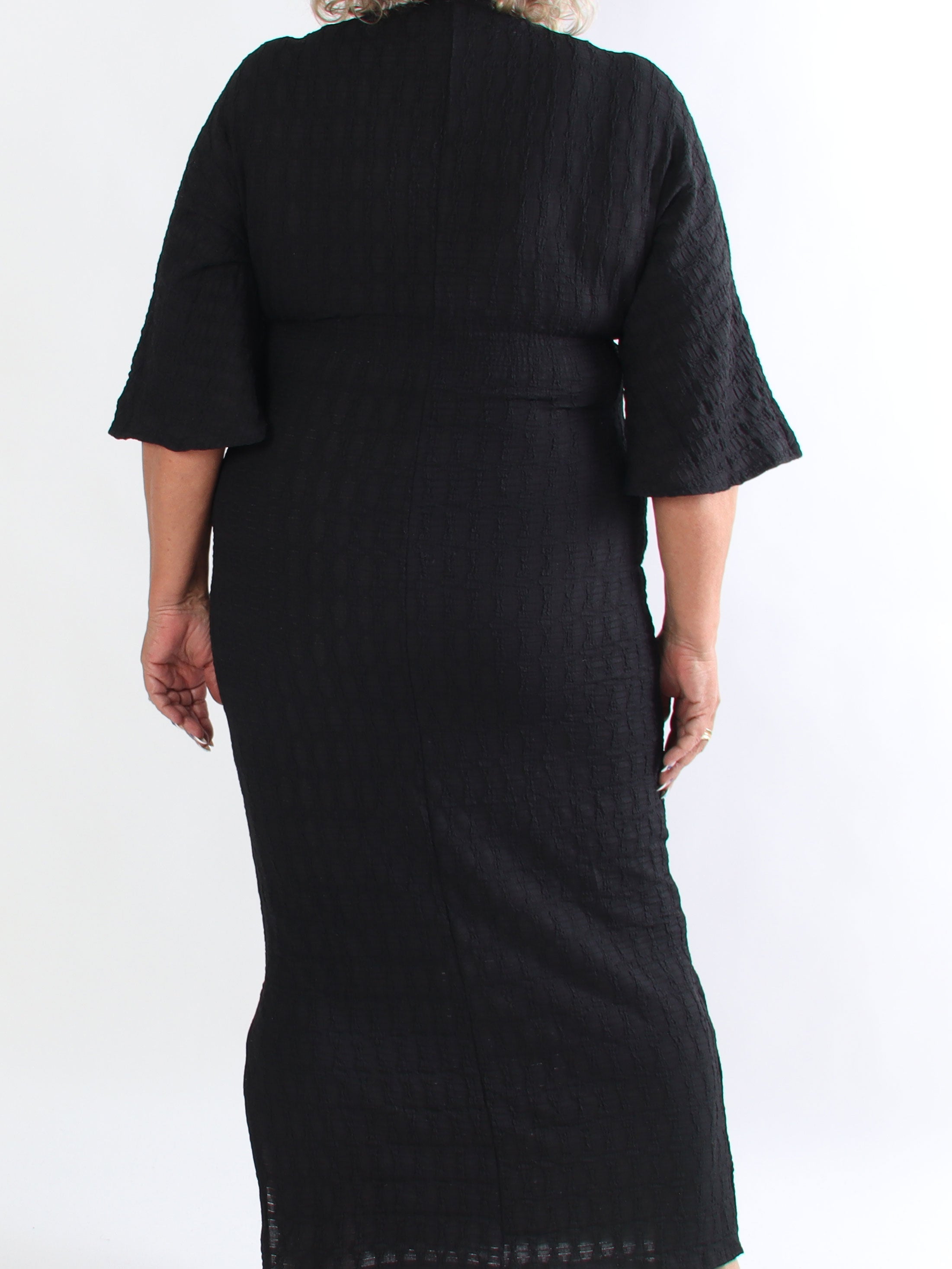 Selvina - Lang blød og elastisk plus size kjole med knudedetalje og bindebånd