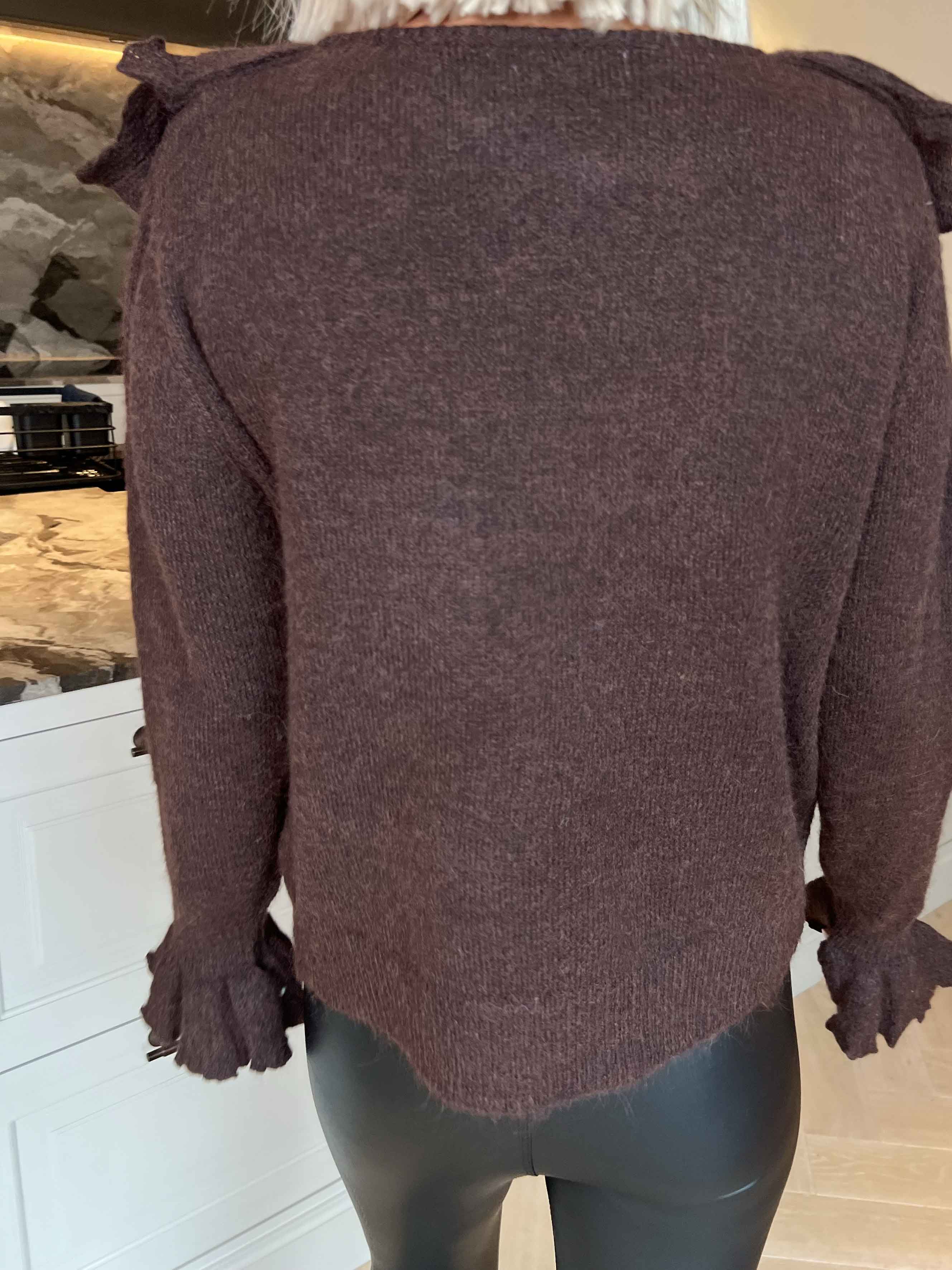 Serina - Feminin strikbluse med fine flæsedetaljer