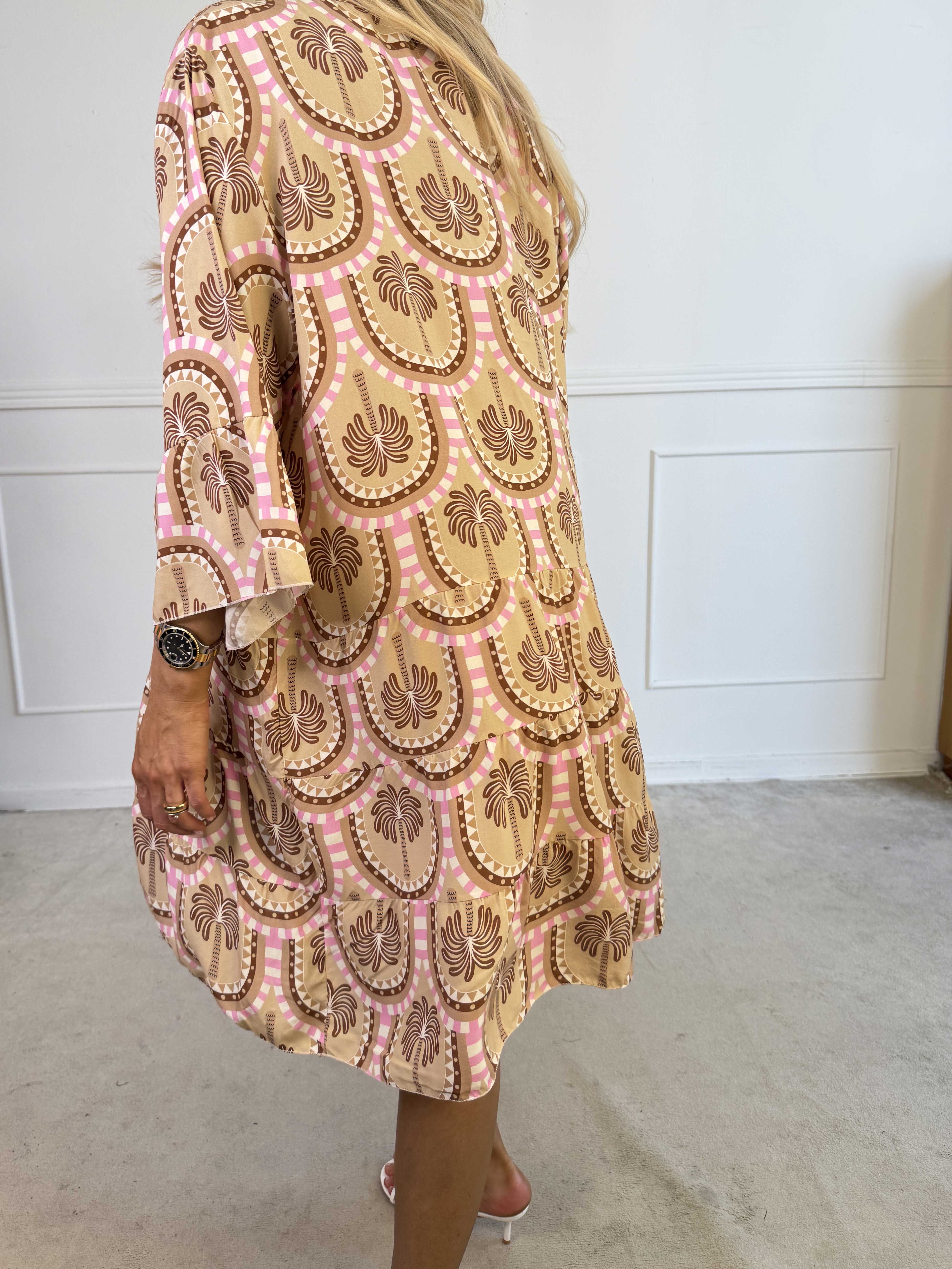 Severina - Plus size tunikakjole i viskose med palmemotiver og flæsekant forneden