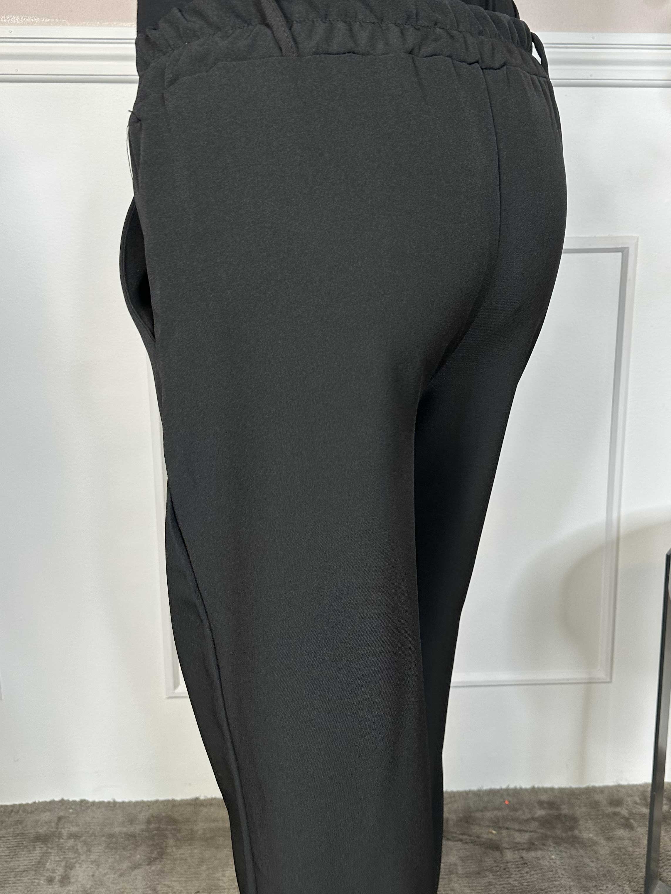 Shadia Pants - Enfärgade kostymbyxor med resår i ryggen